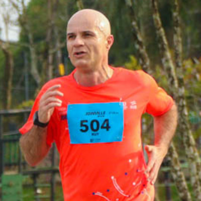 E foi assim... que um careca começou a correr...