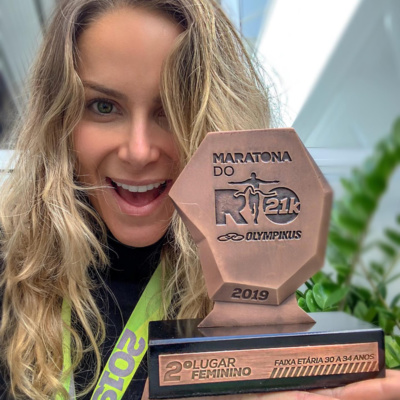 Após grave acidente, modelo catarinense Bárbara Beluco já foi sub 3h na maratona de Chicago e 2ª na Maratona do Rio