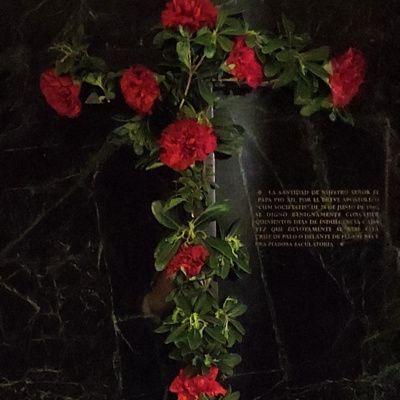 Flores en la cruz, felicidad para siempre