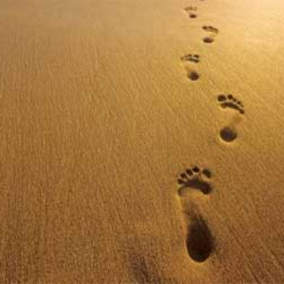 पैरों के निशान | foot prints (An Inspirational Short Story)