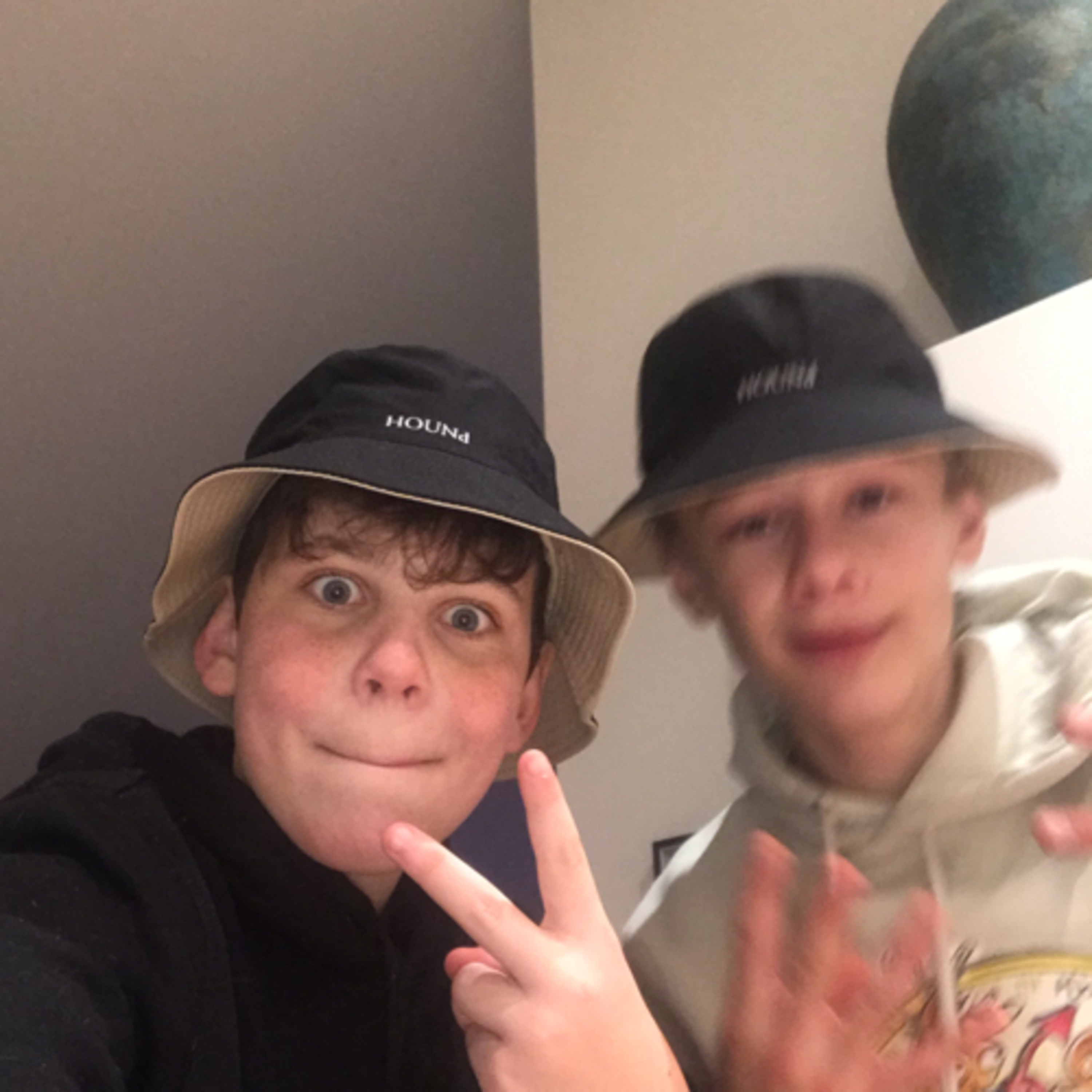 Gutterne snakker af Conrad