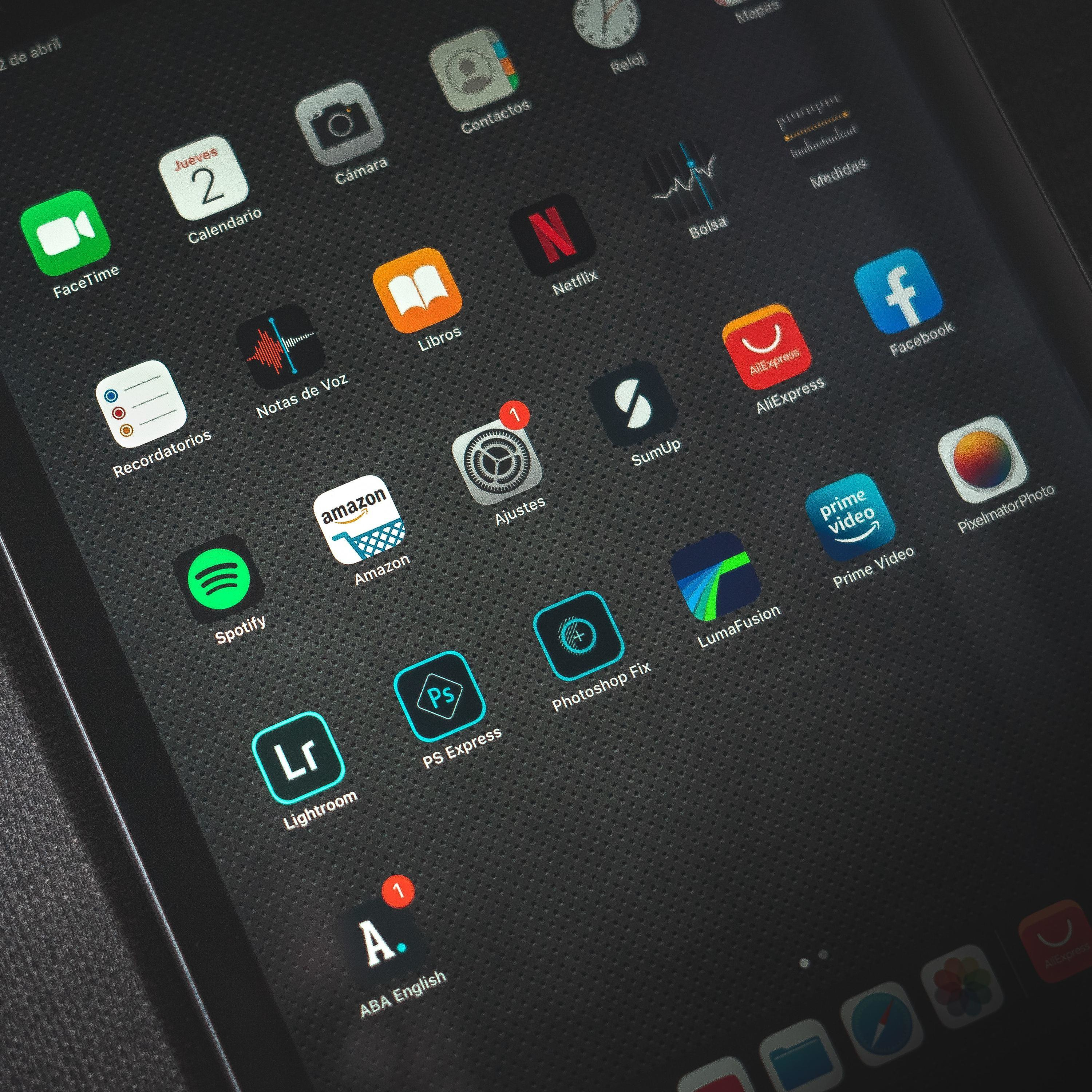 Seguridad en las redes sociales y las aplicaciones cover art