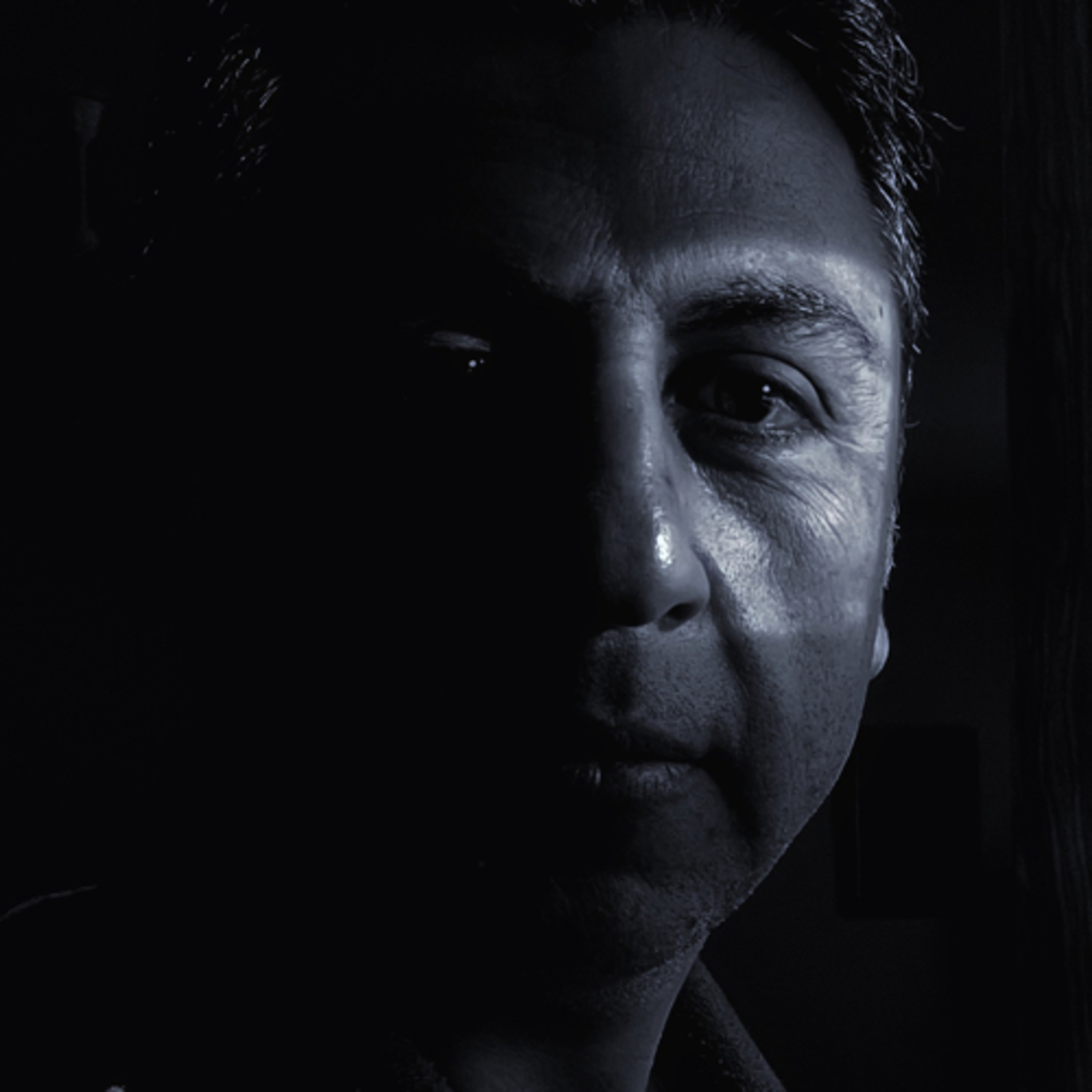 کاور Mr NvB