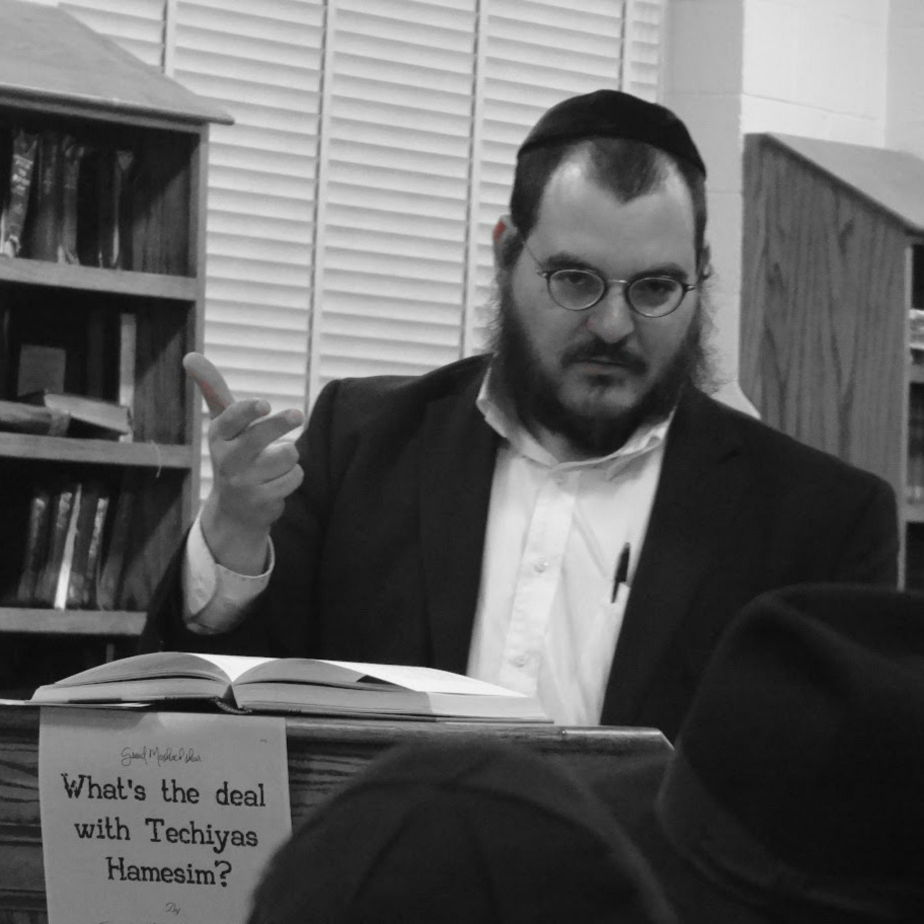 Glimpses of Shiur Gimmel: Rabbi Wilhelm\'s Classroom