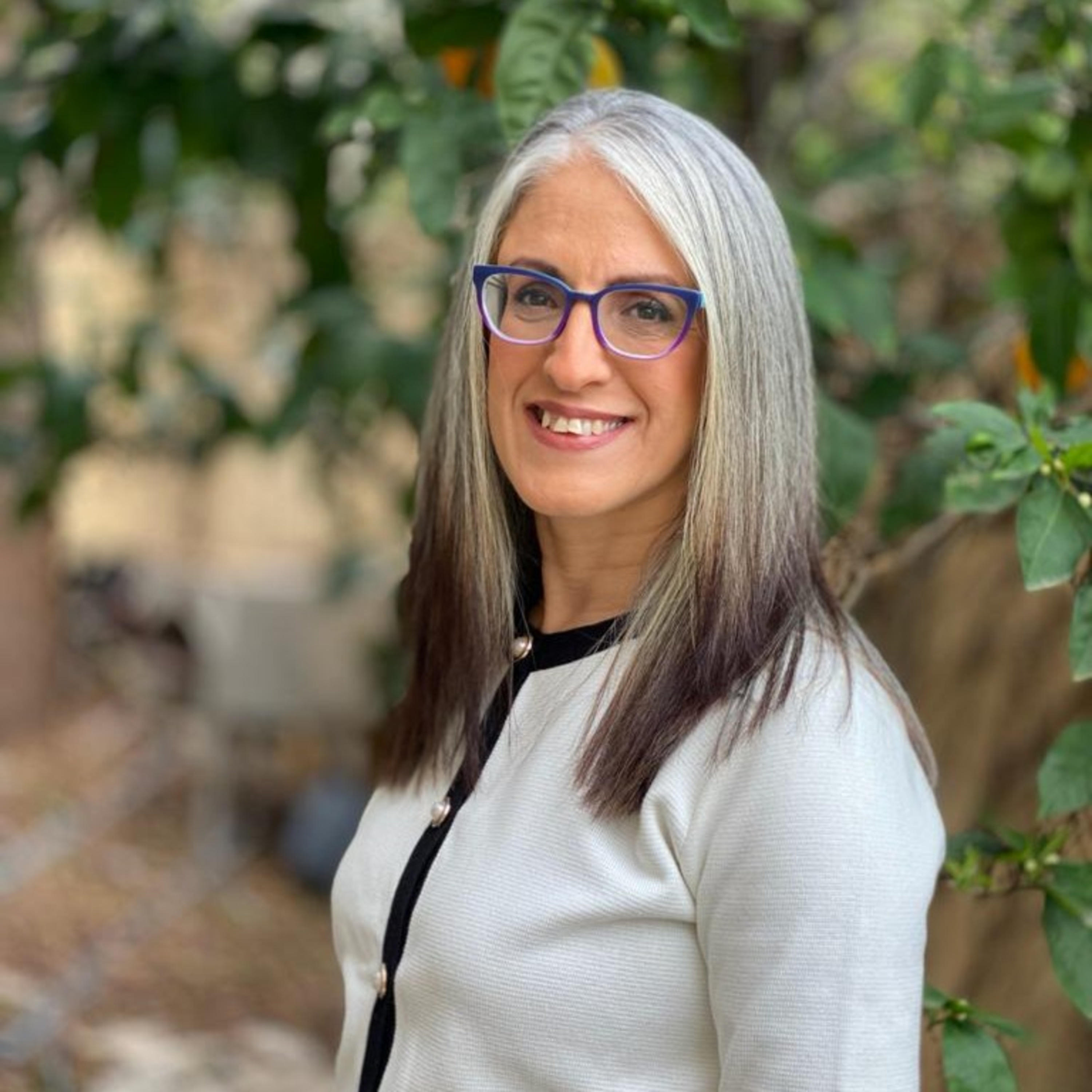 מקשיבה לצבעים - מירב שקד