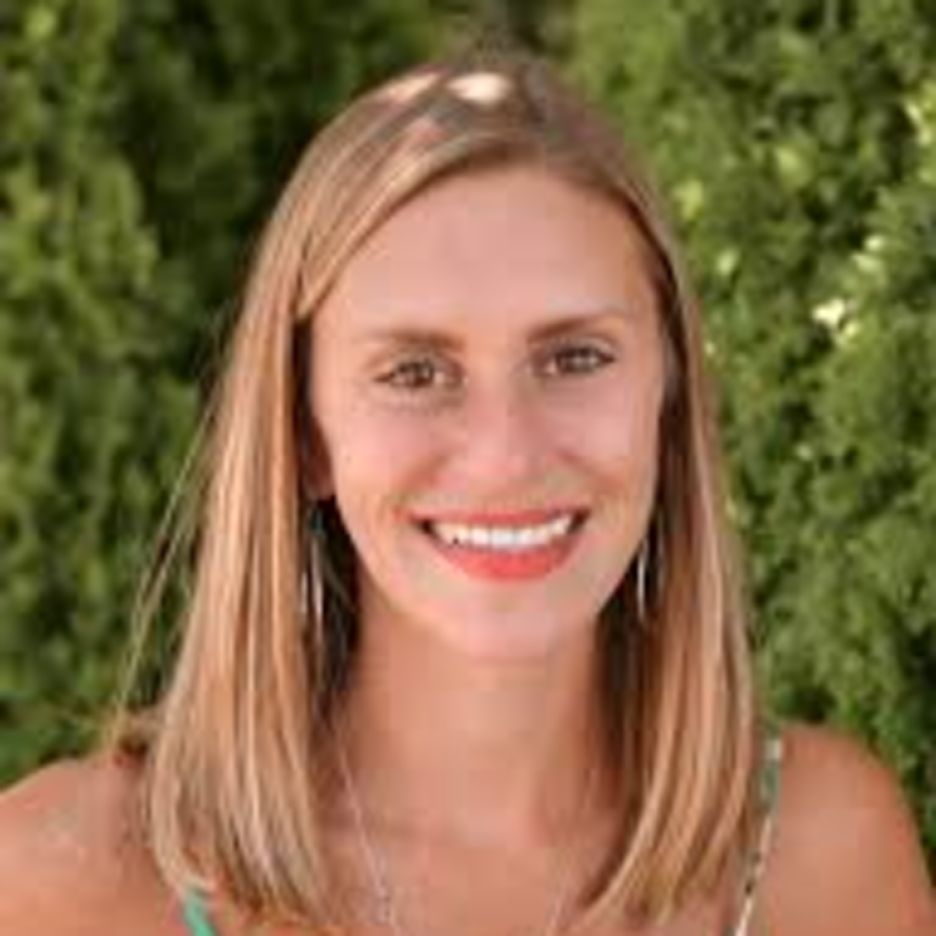 Stefanie Beach - Founder and CEO - The Marketeer Group episode artwork