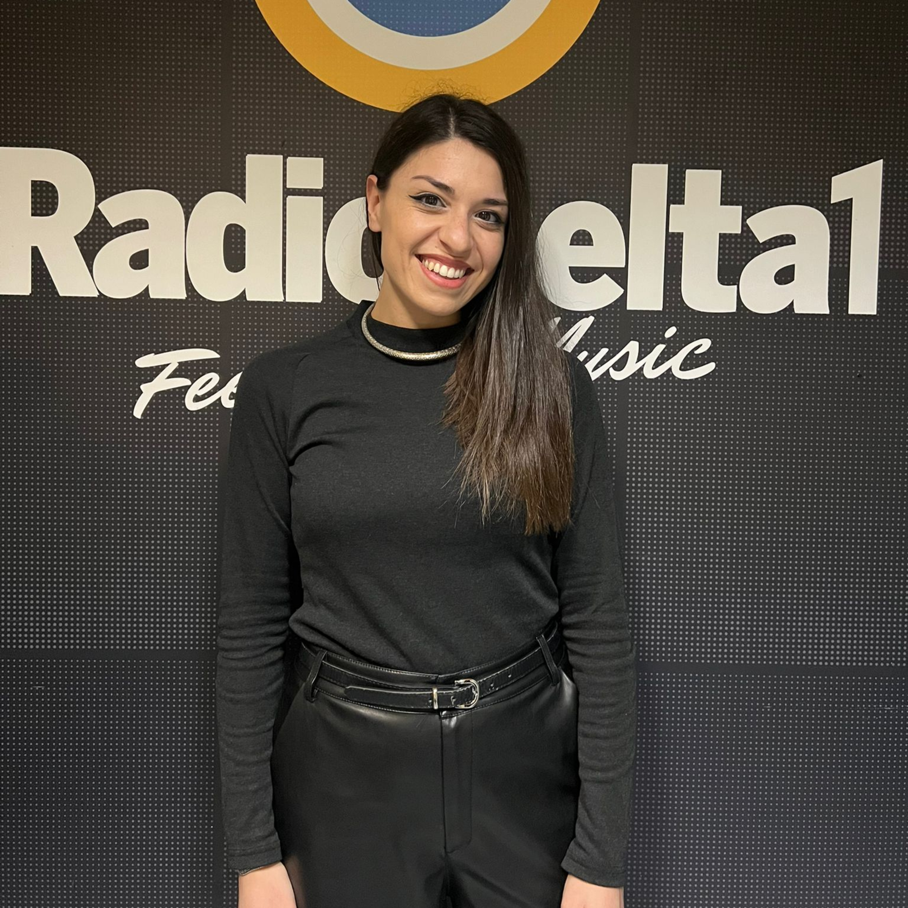 Duedimè presenta "Sei tutti i chili che ho addosso" negli studi di Radio Delta 1 episode artwork
