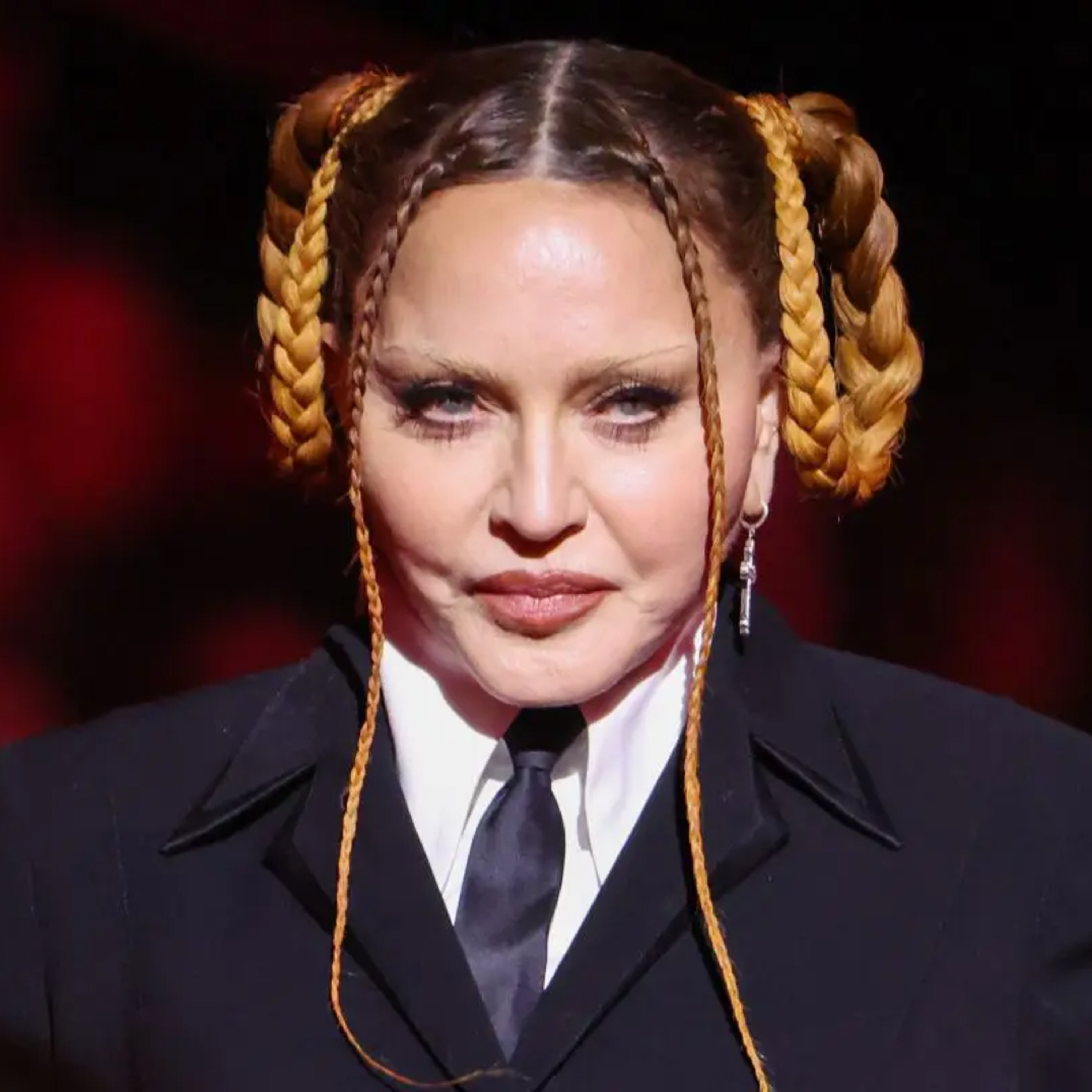Madonna annuncia l'arrivo del suo album in maniera irriverente episode artwork