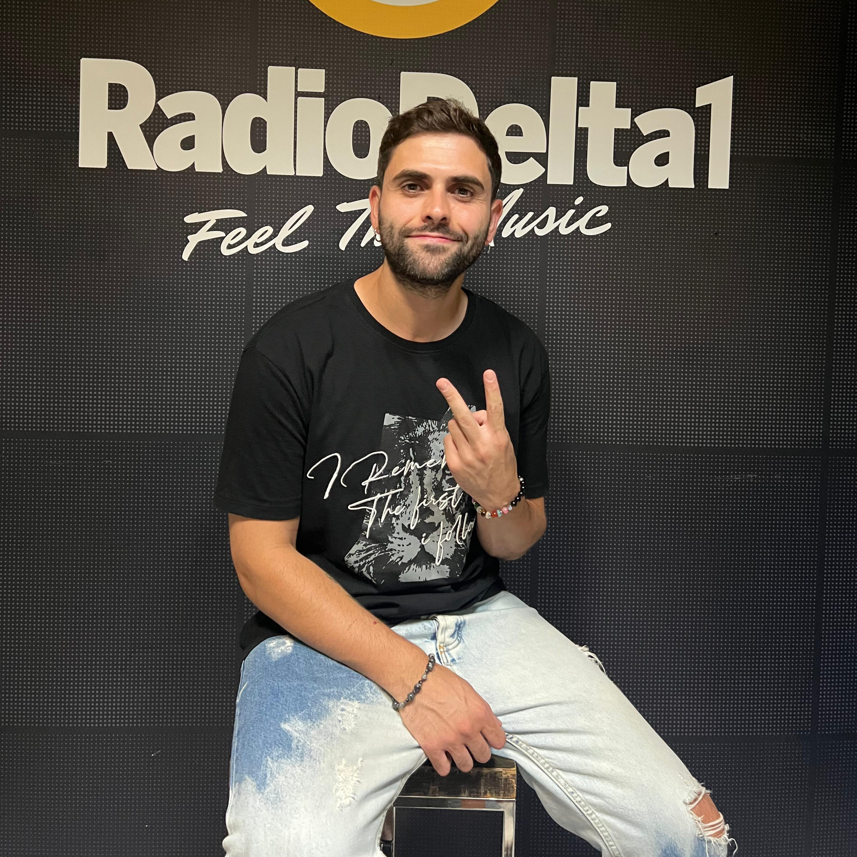 Flo in diretta dagli studi di Delta 1 presenta "Vivere davvero" episode artwork