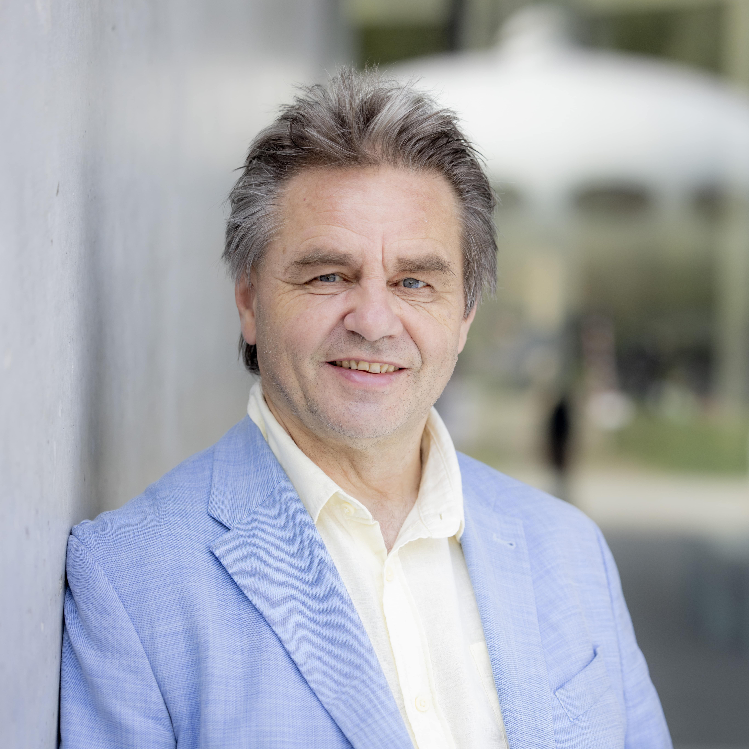 Buchautor Manfred Otzelberger: Haben uns dran gewöhnt, Alter als Last zu sehen episode artwork