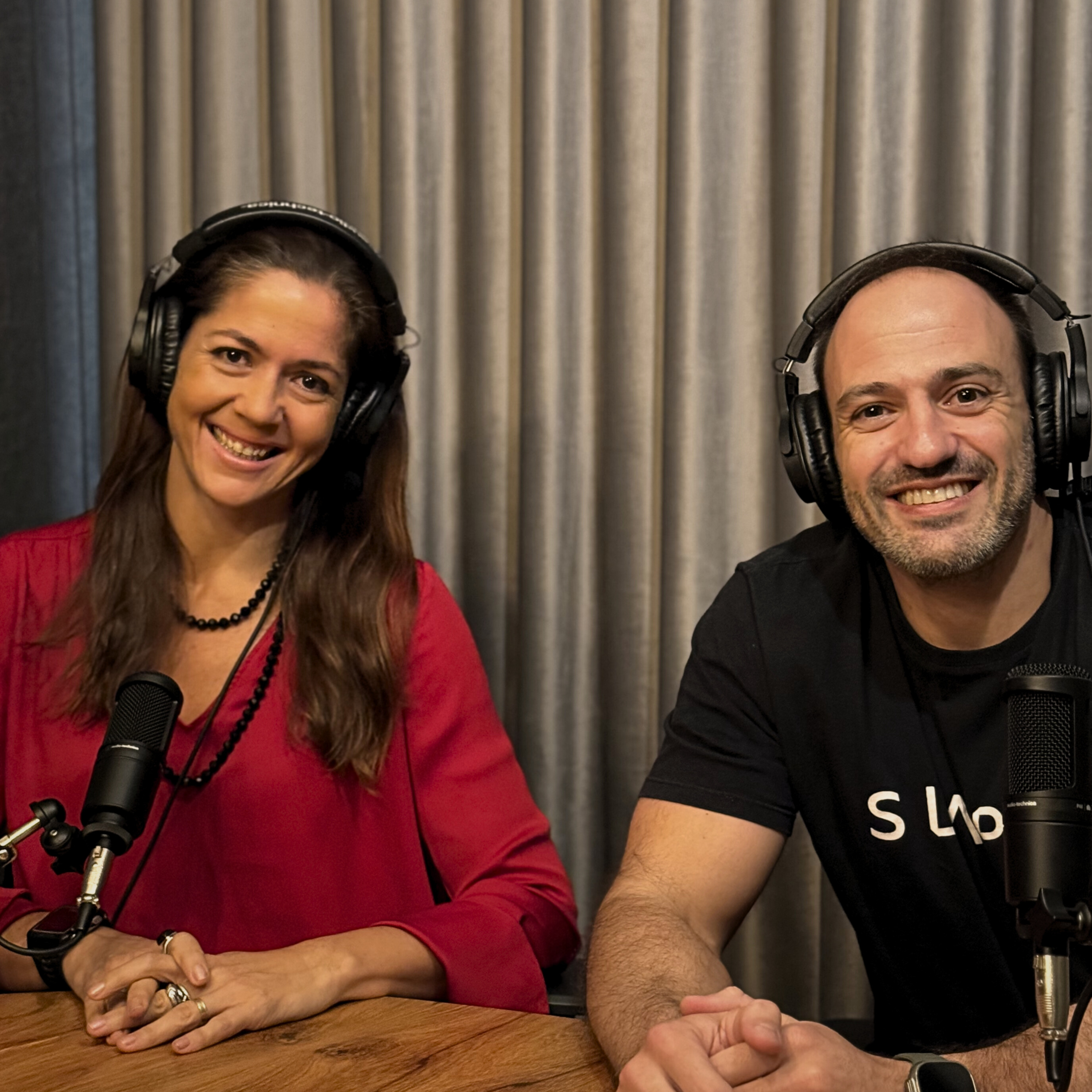 Caminhos e Recomeços: Uma Jornada no Mundo Corporativo com Roberta Alvarez.