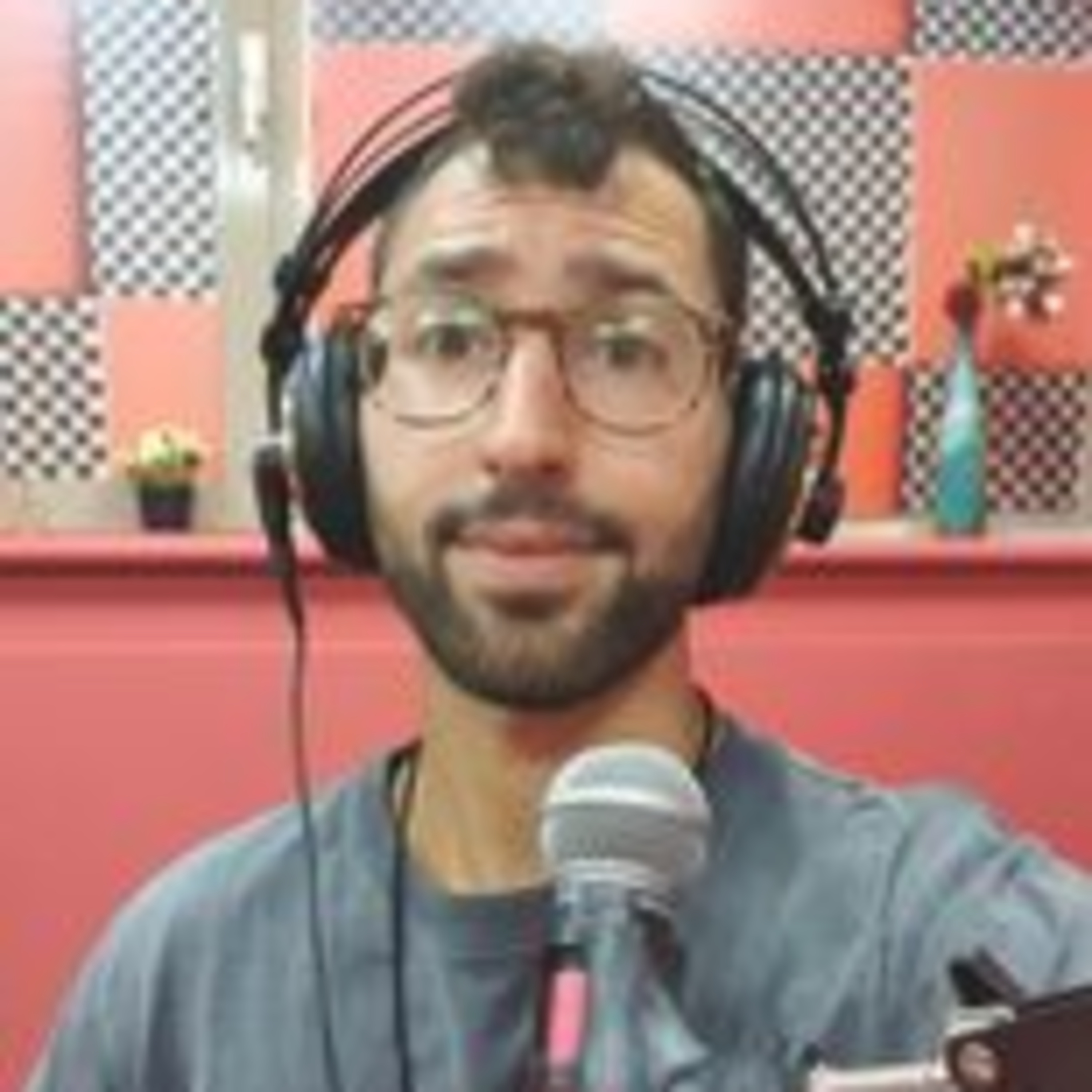 פרק 201: גיל בניסטי, תמונות בשחור ולבן מלב החברה החרדית episode artwork