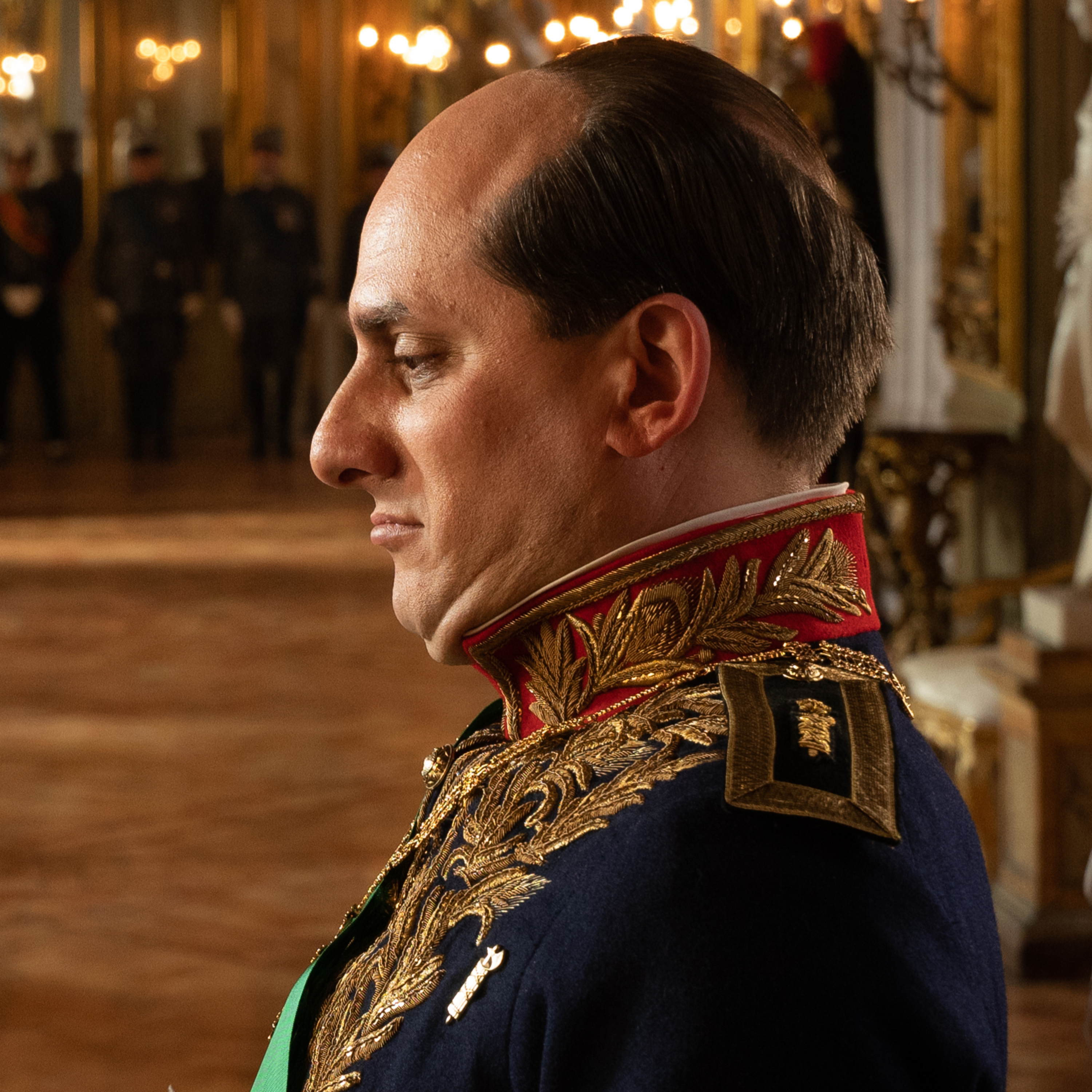 M. Il figlio del secolo, la recensione della serie di Joe Wright