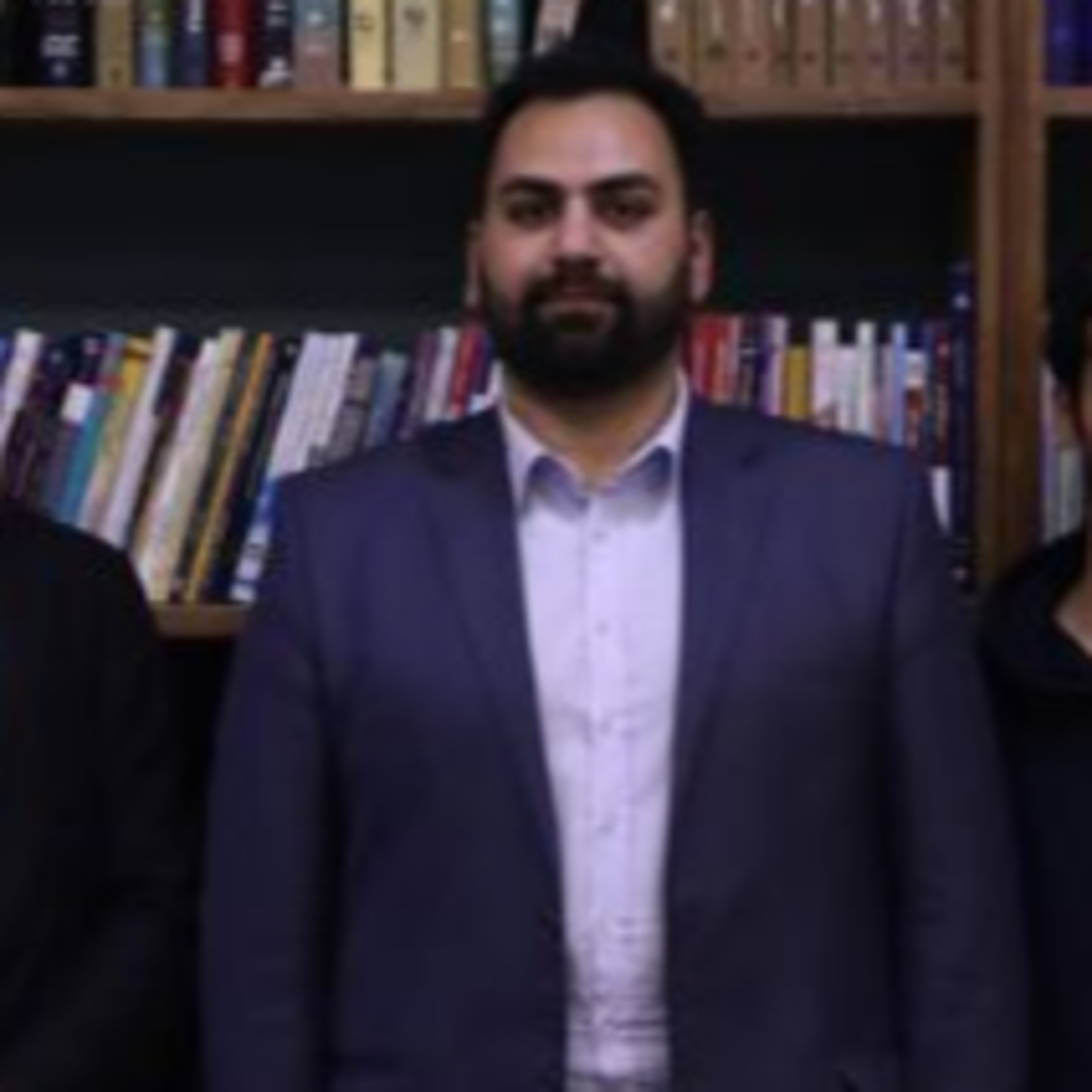 کاور سخنرانی محمدامیر قدوسی با عنوان «دربارهی مفهوم حق بر ناحق بودن»