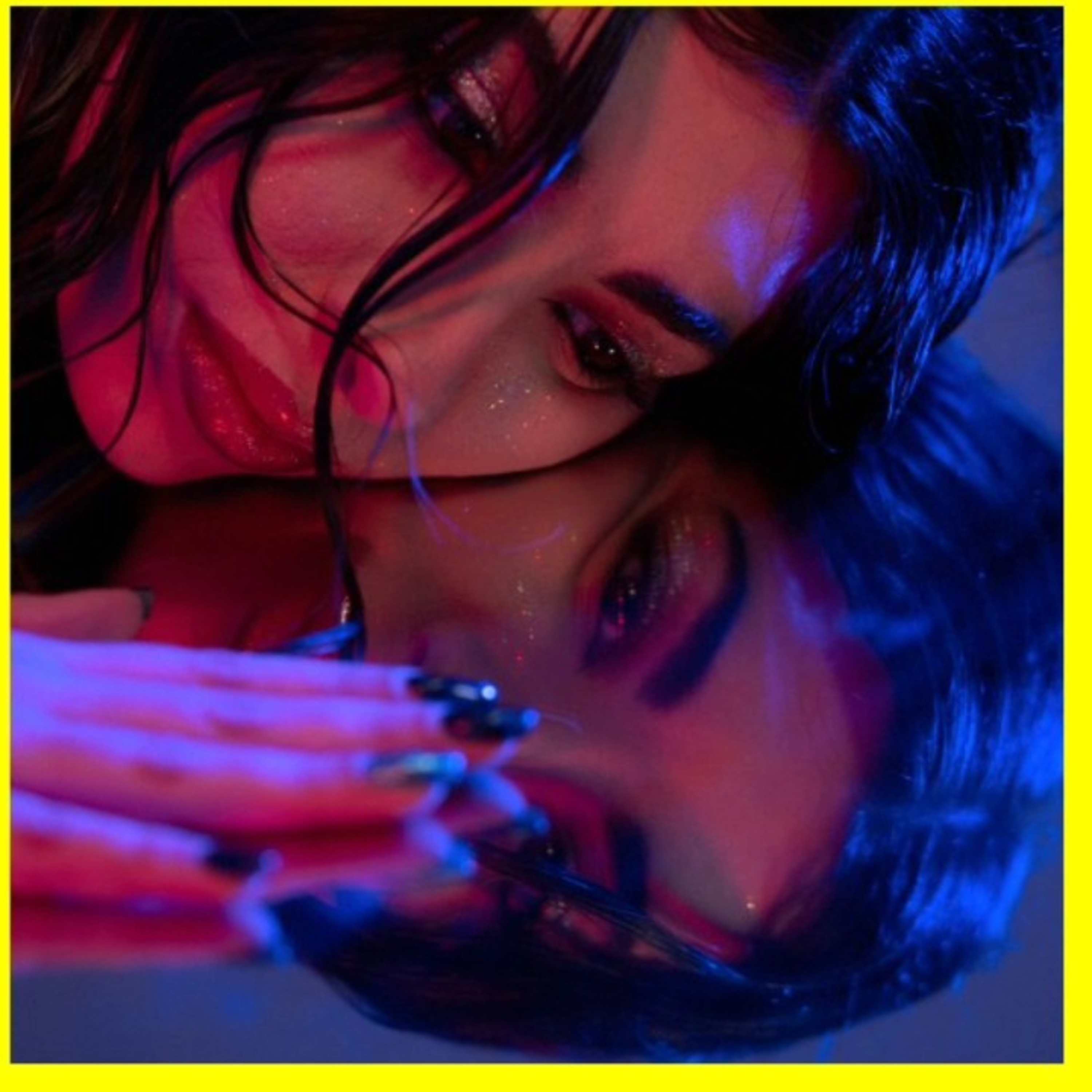 Intervista a Clairee per presentare il nuov singolo intitolato "Estranei" episode artwork