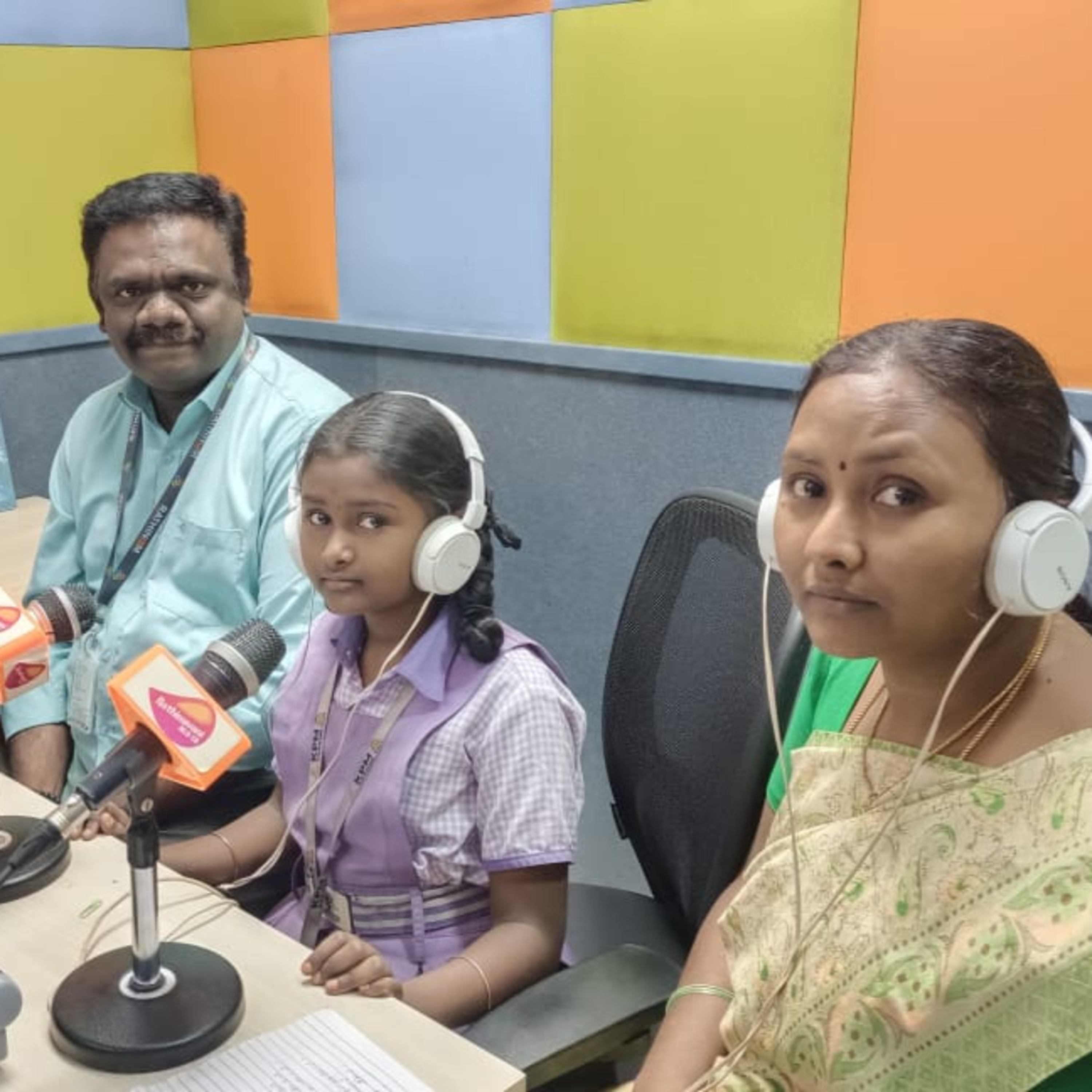 இரத்தினவானி சமுதாய பண்பலை 90.8CR | மகளிர் தின சிறப்பு கவிதைகள் KPM மெட்ரிக் பள்ளி தமிழாசிரியர் சீதா மற்றும் மாணவி V.கிருத்திகாஸ்ரீ வழங்கும் கவிதைகள்