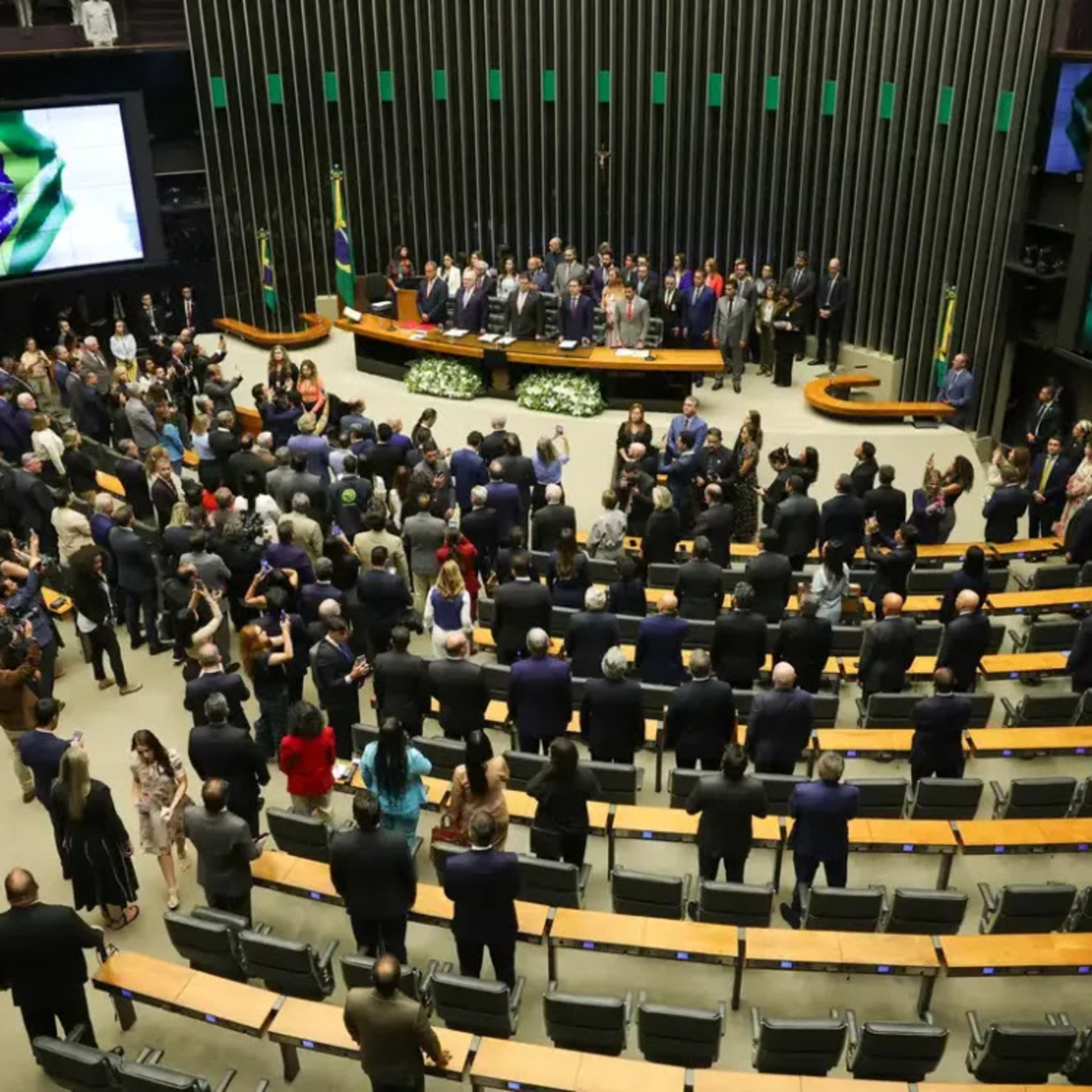 Congresso retoma os trabalhos em clima de polarização eleitoral episode artwork
