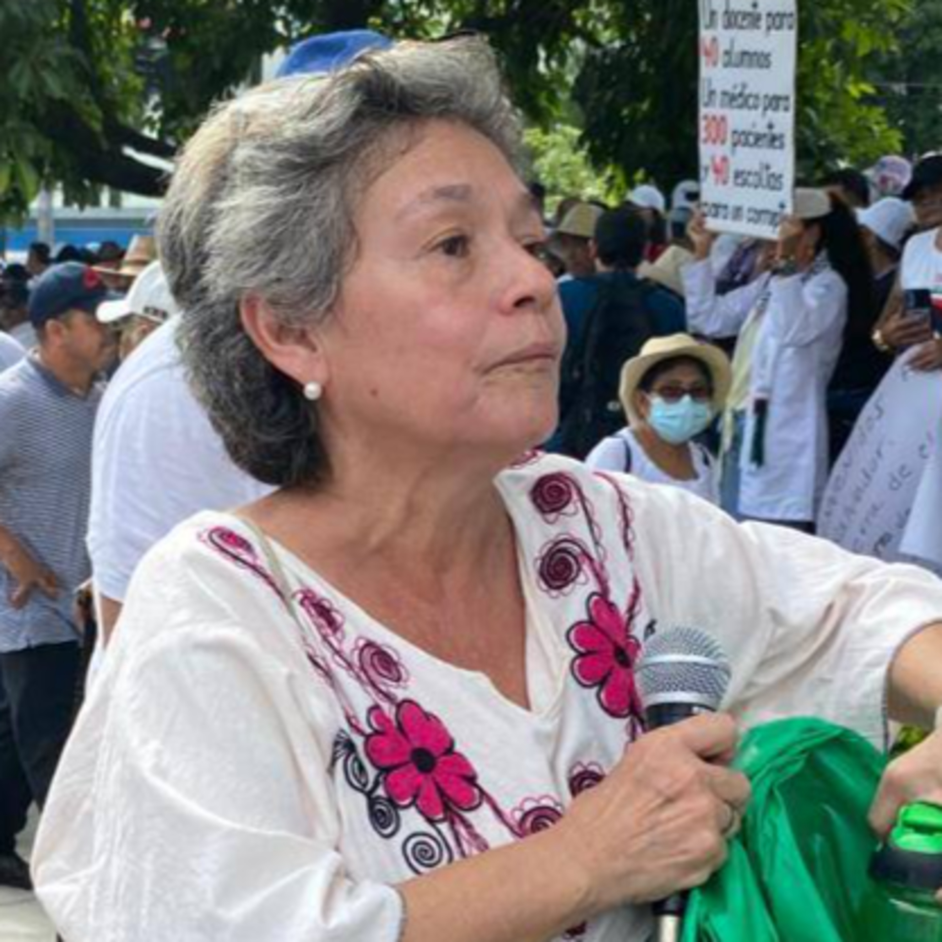 Gobierno de Bukele despide a maestra que marchó contra la suspensión del escalafón