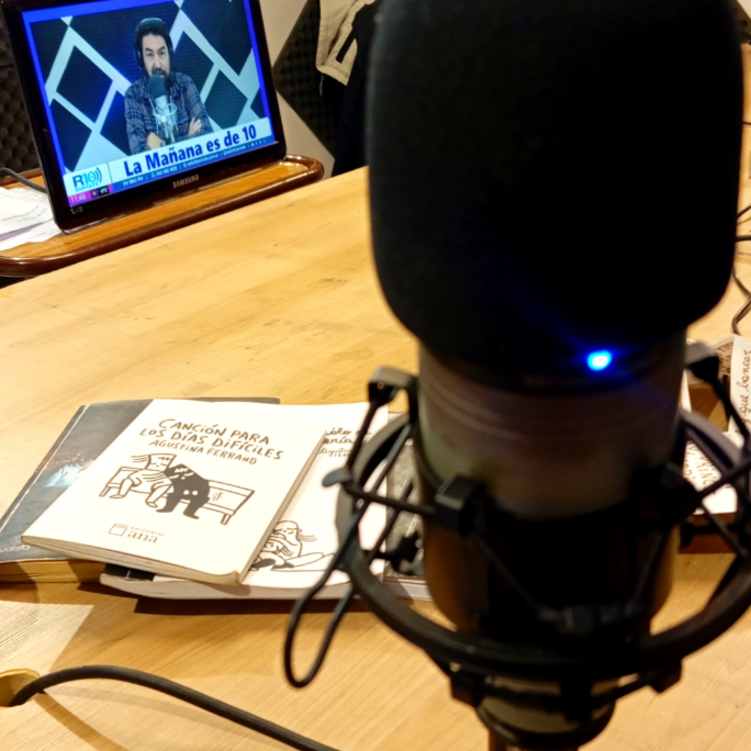 ¡Hola, Poesía! ♥️ Idea y producción: Agustina Ferrand ⚡ 📻