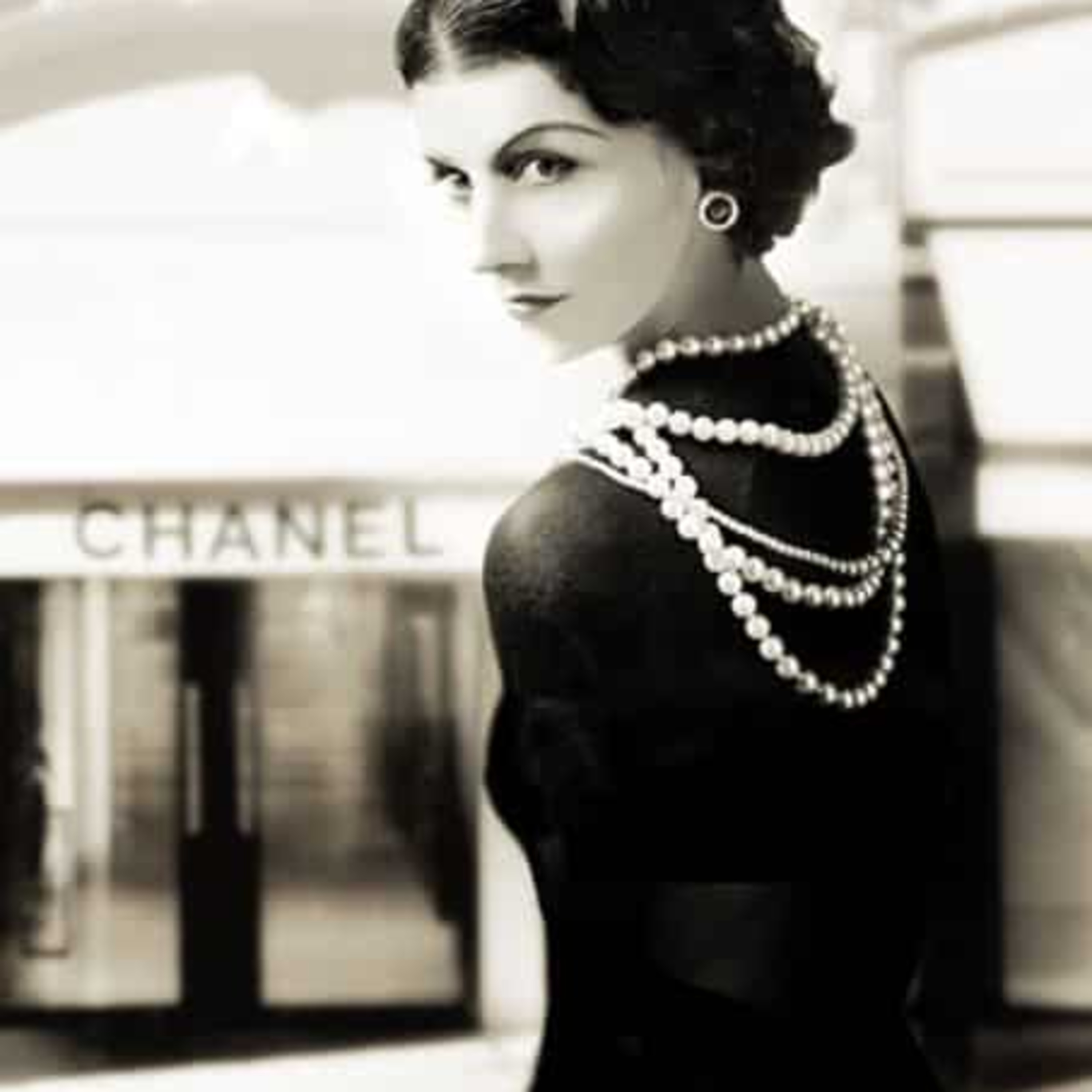 Coco Chanel: El Legado de la Mujer que Revolucionó la Moda, el Feminismo y la Marca Personal
