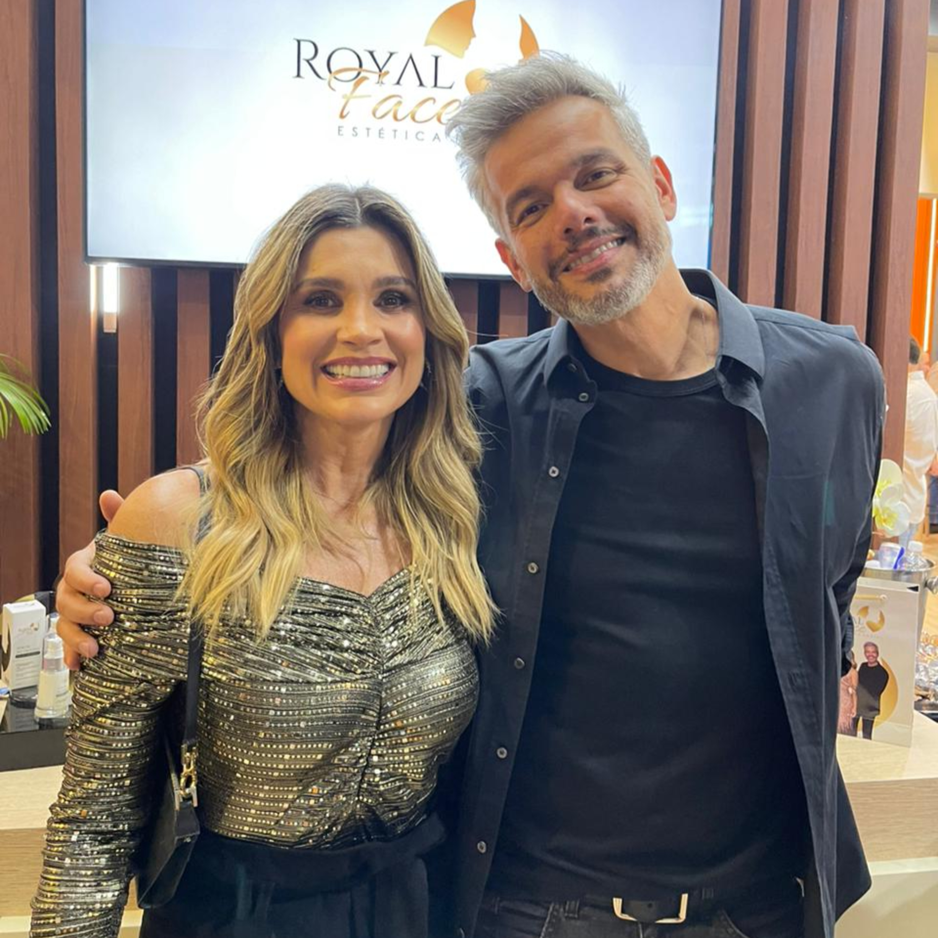 Flávia Alessandra e Otaviano Costa desembarcam em São Paulo para compromisso de negócios