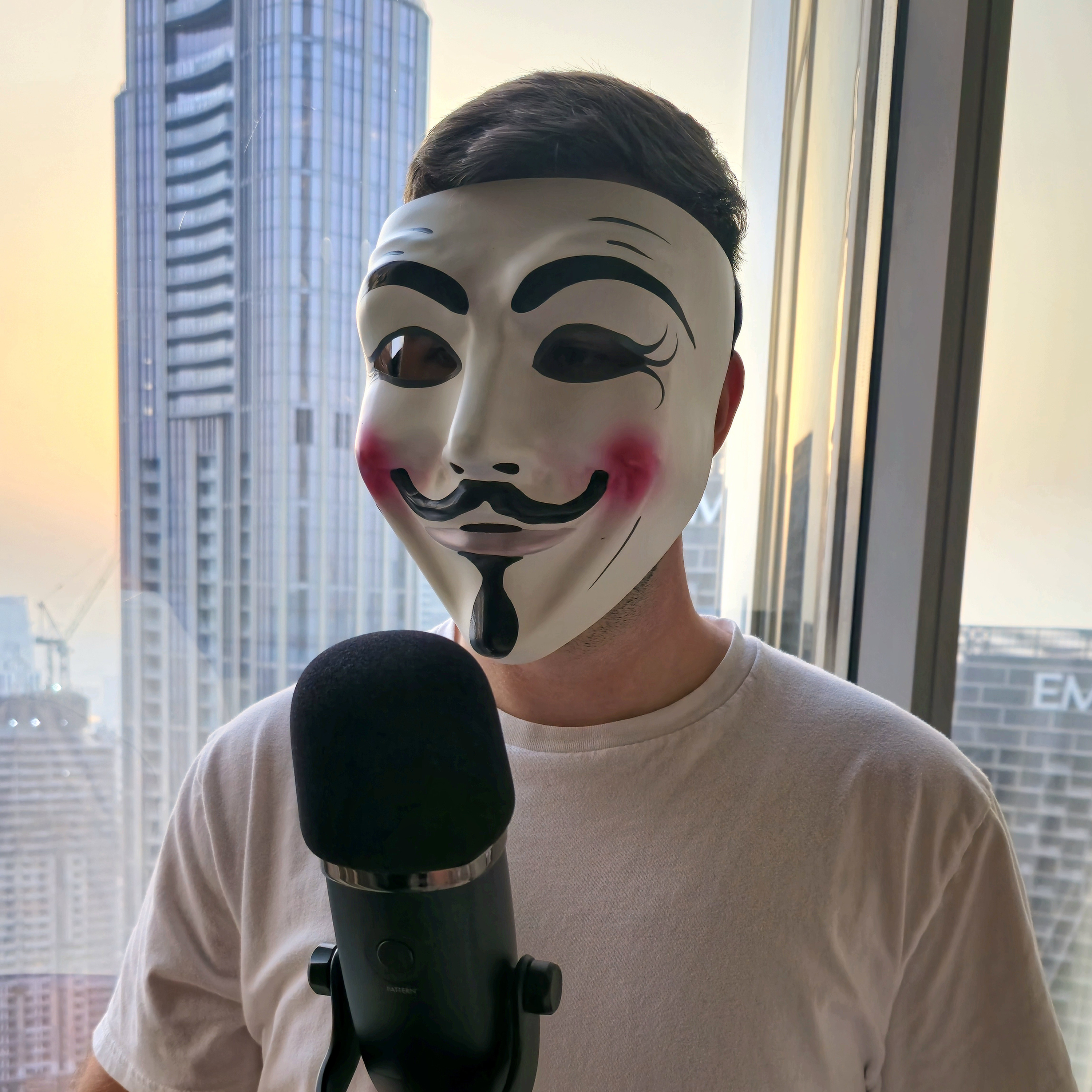 Flo Pharell - Hinter der Maske: Wie Scheitern zum Sprungbrett für ein außergewöhnliches Leben wurde.