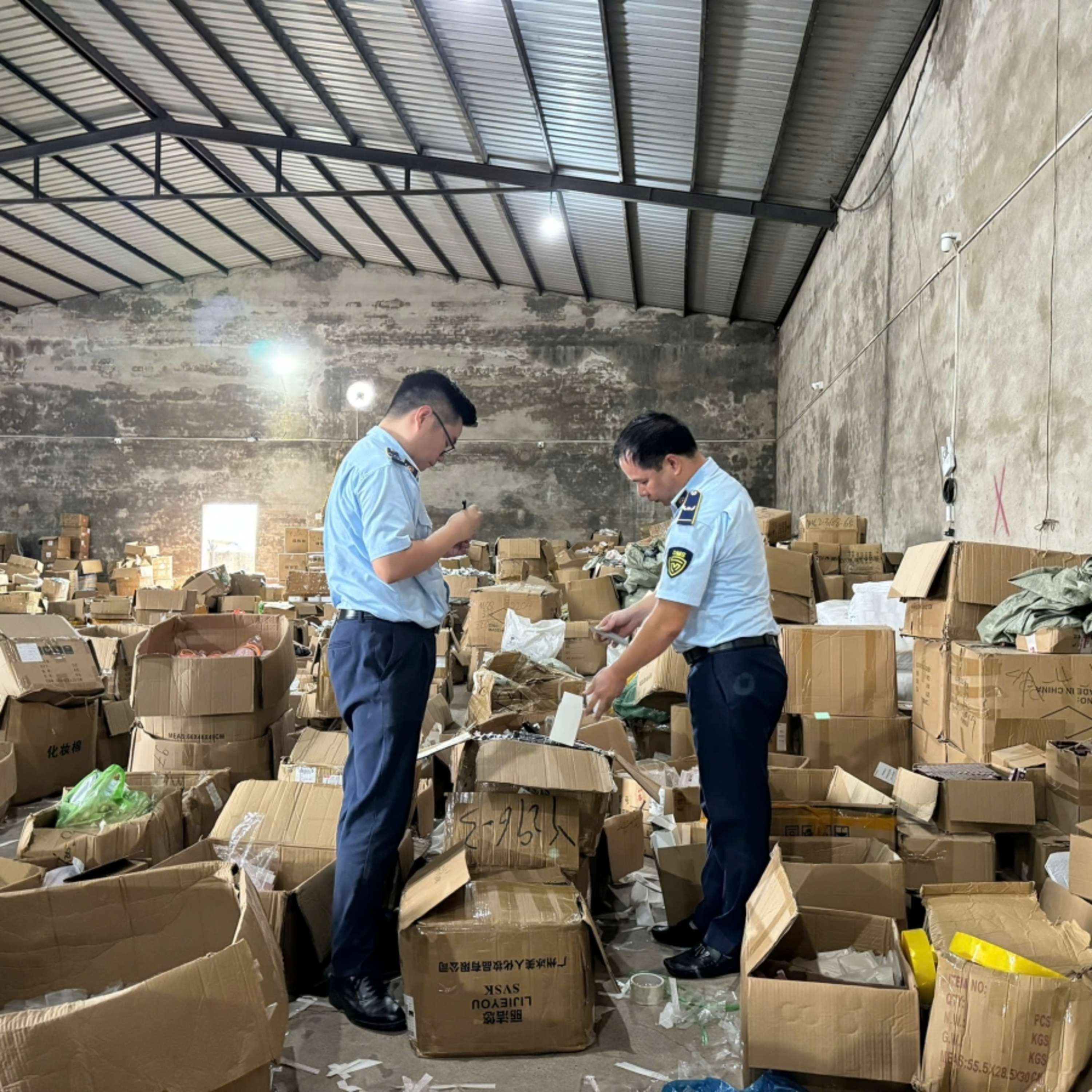 Sức sống hàng Việt - Lực lượng Quản lý thị trường tỉnh Quảng Ninh vừa phát hiện một kho hàng chứa hơn 47.000 sản phẩm vi episode artwork