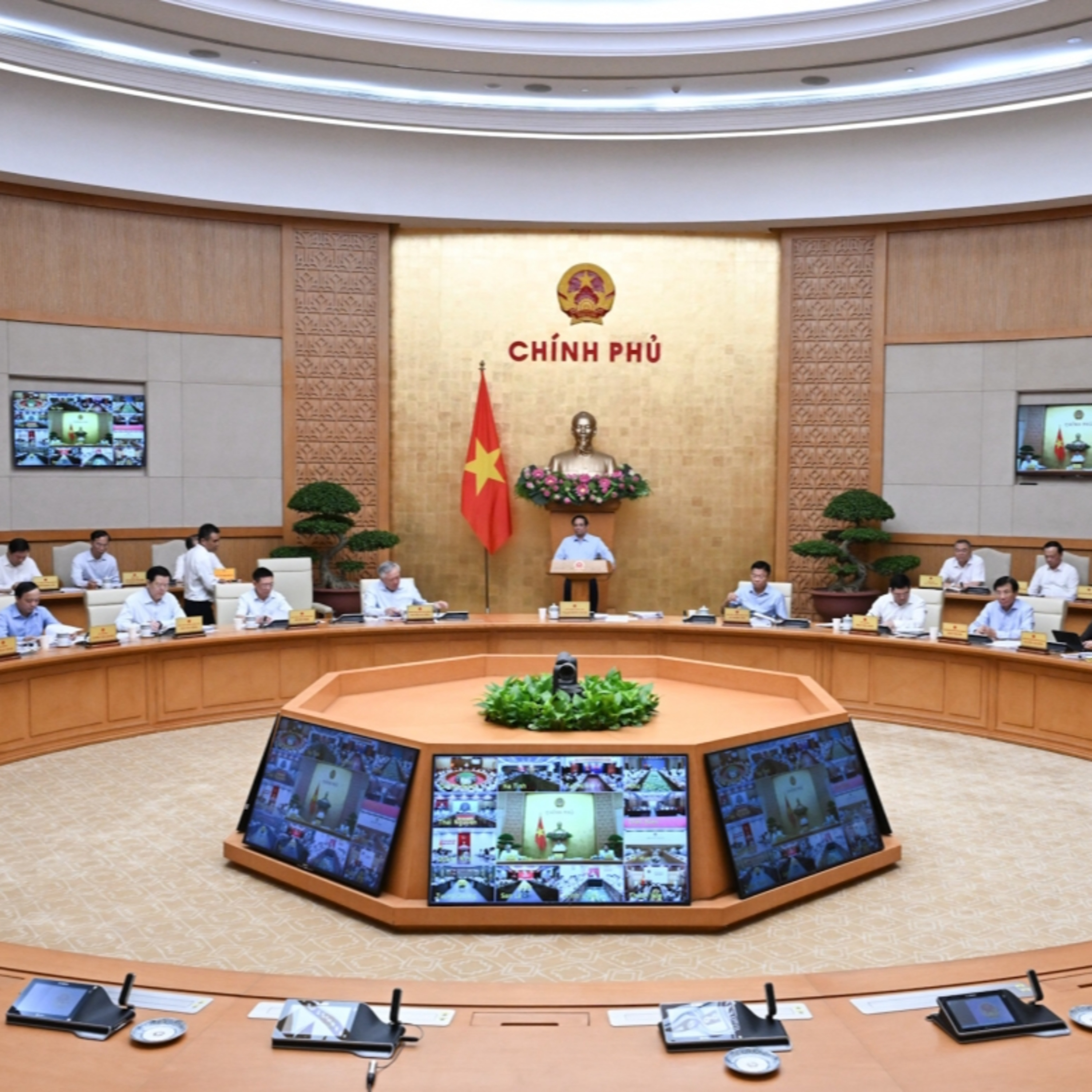 Trước giờ mở cửa - Thủ tướng Phạm Minh Chính chỉ đạo: kiểm soát được dòng tiền đi vào những động lực tăng trưởng episode artwork