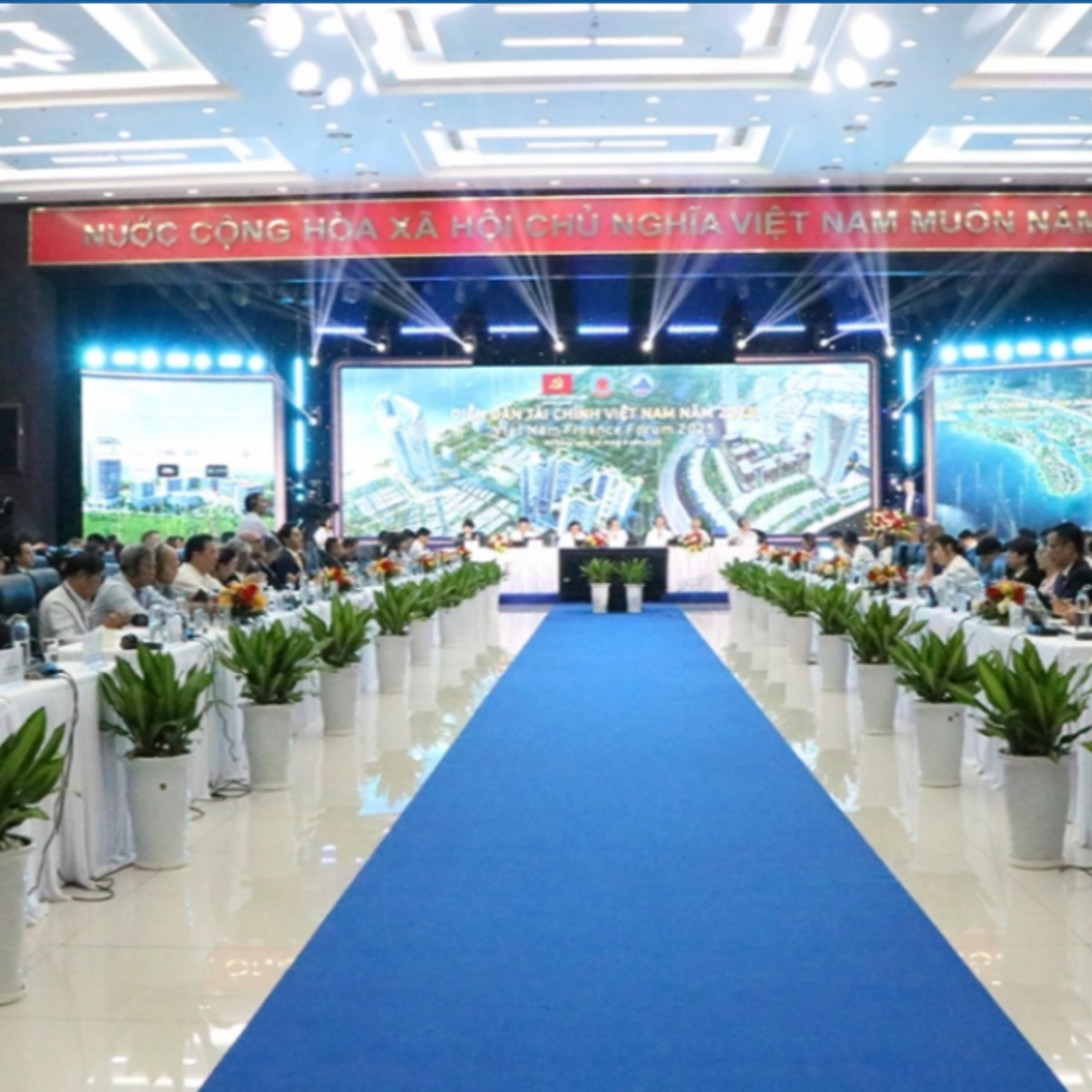 Trước giờ mở cửa - Sôi động Tuần lễ Tài chính và Công nghệ Đà Nẵng năm 2025 episode artwork