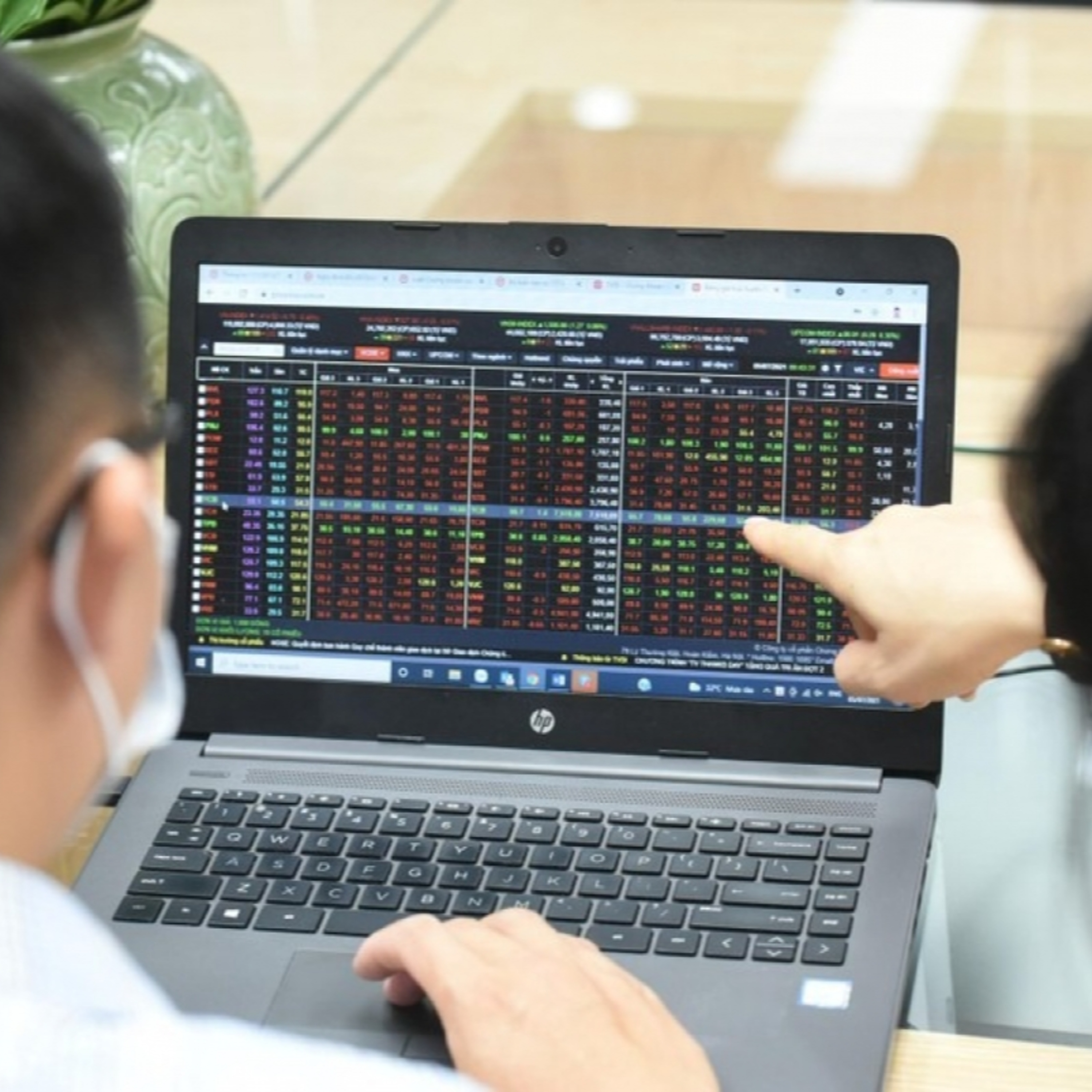 Trước giờ mở cửa - Phiên chứng khoán cuối tuần trước, khối ngoại quay lại bán ròng nhóm bluechip, VIC níu giữ sắc xanh episode artwork
