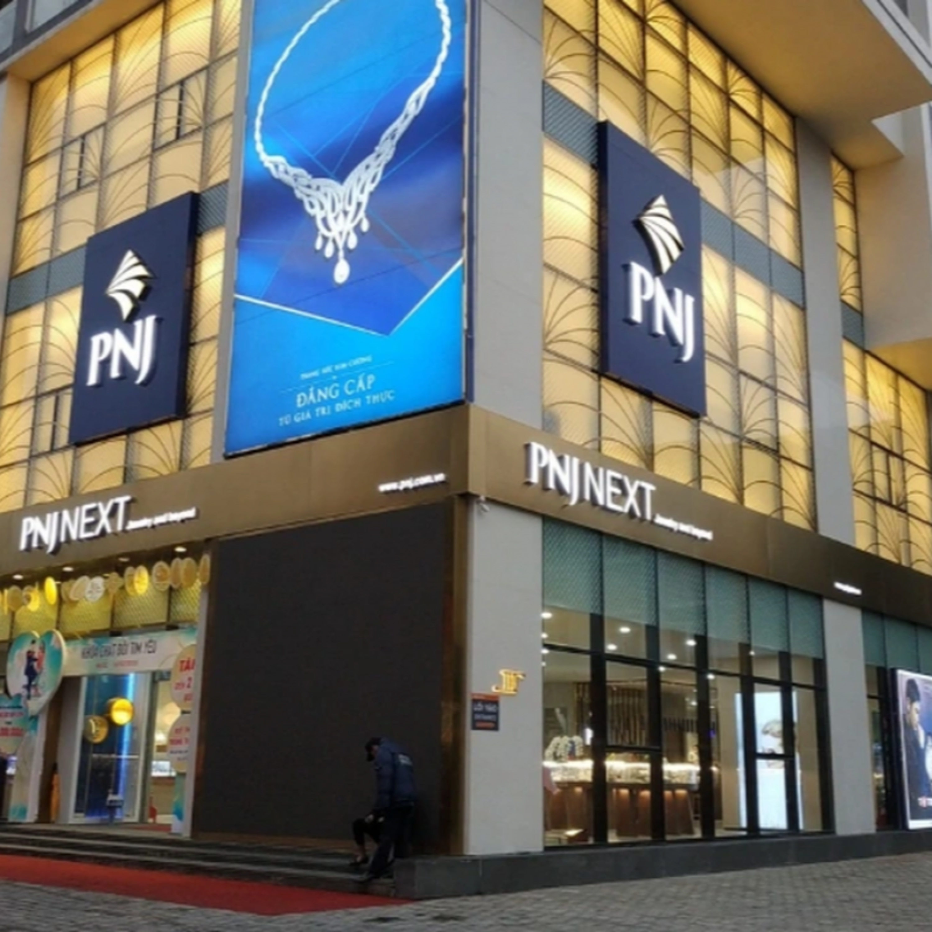 Trước giờ mở cửa - Cổ phiếu PNJ bất ngờ tăng kịch trần, VN-Index hồi phục trong phiên chiều qua episode artwork
