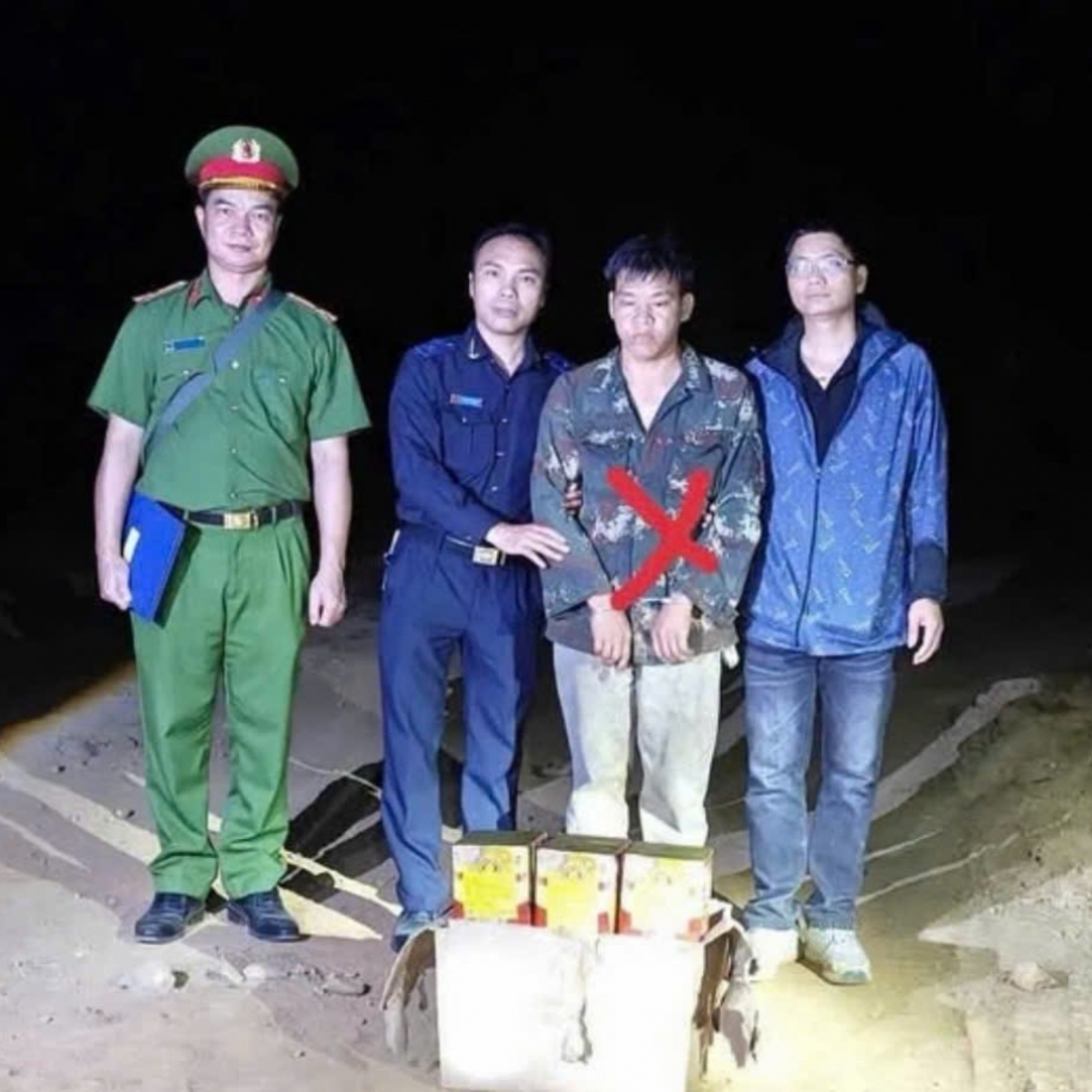 Tuyên chiến với gian lận thương mại - Cao Bằng: Phát hiện và bắt giữ đối tượng vận chuyển trái phép pháo hoa nổ vào nội địa tiêu thụ