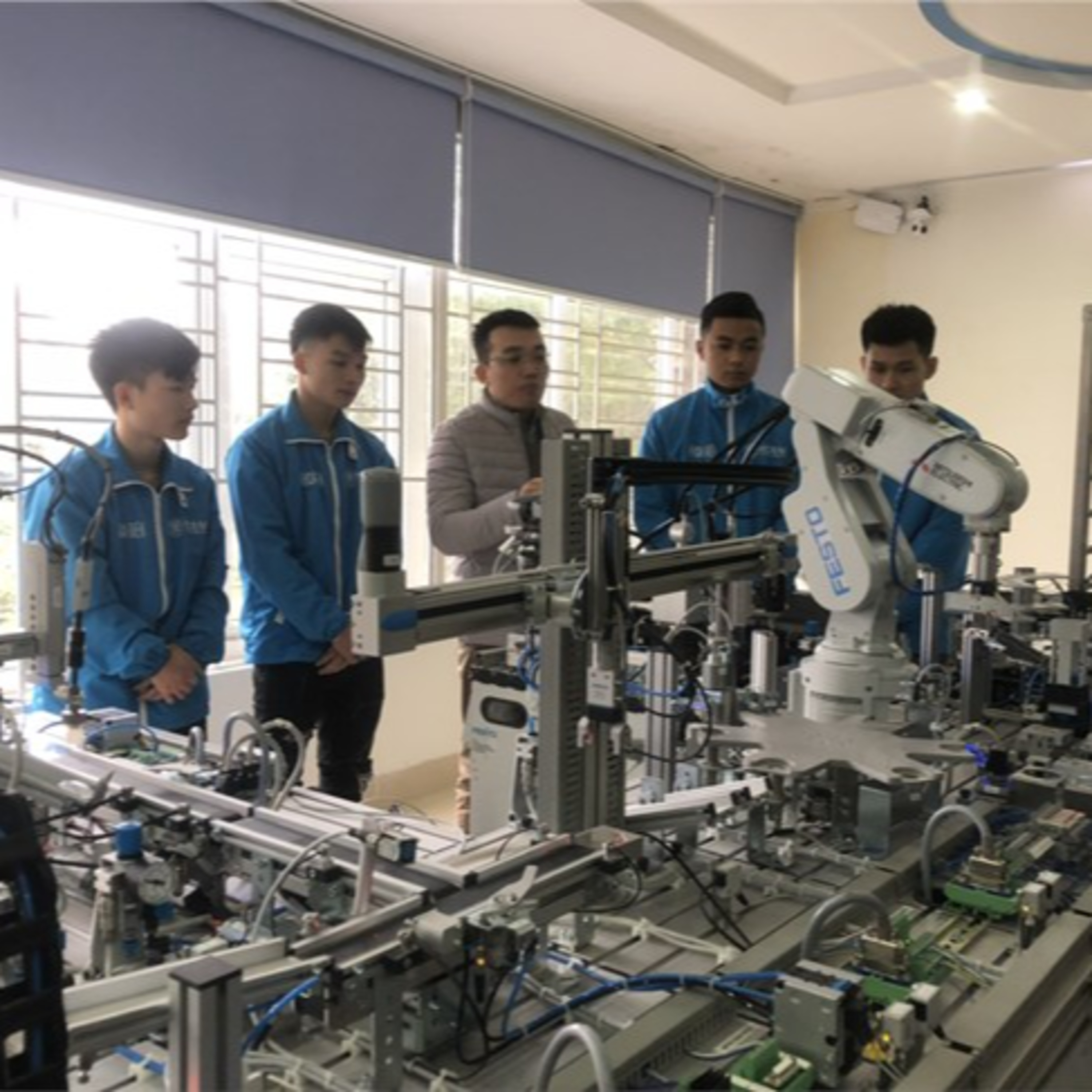 Tiêu điểm - Hà Nội: Nhiều trường nghề mở mã ngành mới, thu hút đối tượng tuyển sinh episode artwork