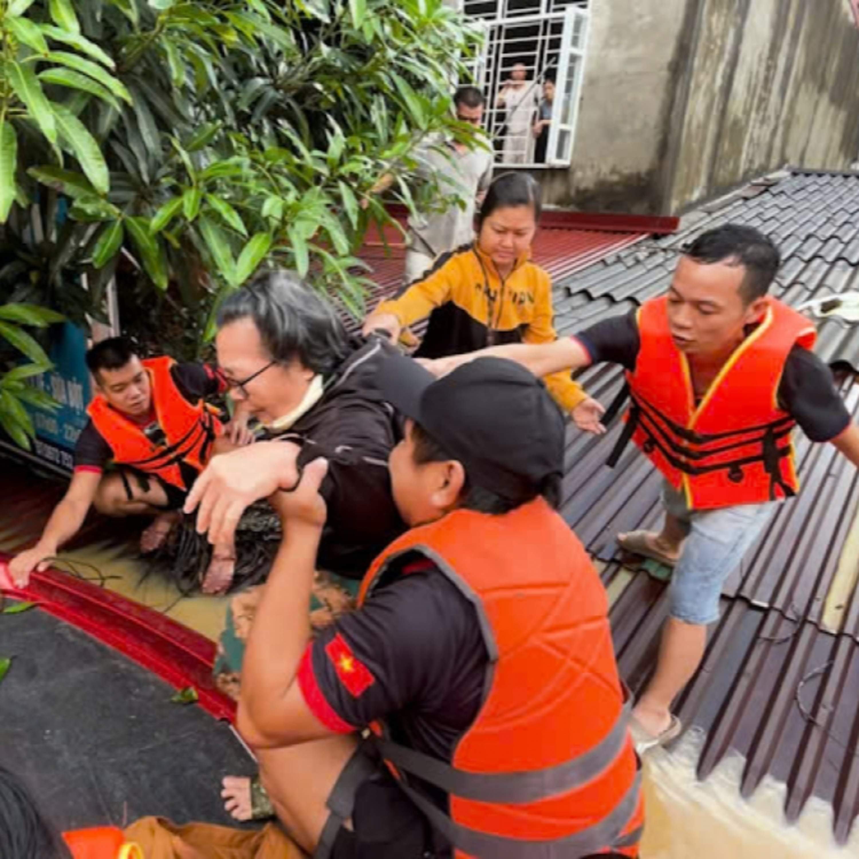 Xã hội chuyển động - Tình người trong bão lũ
