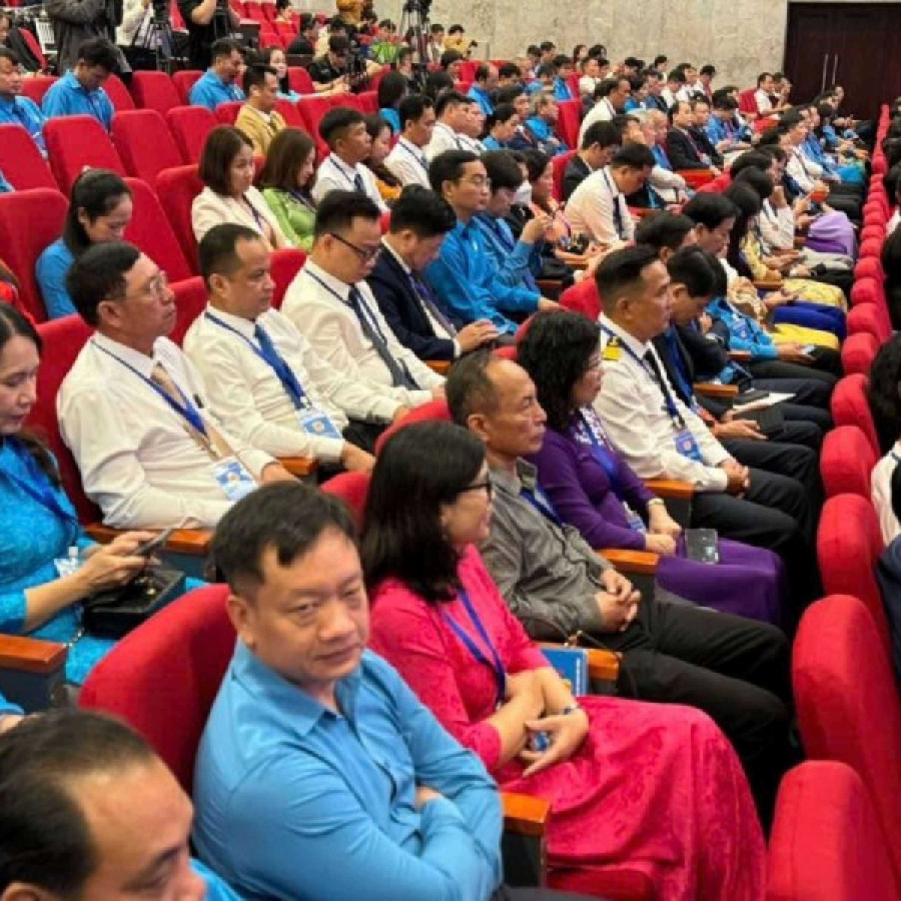 Tiêu điểm - Chủ tịch Tổng LĐLĐVN Nguyễn Đình Khang: "Càng khó khăn thì càng phải thi đua" Tiêu điểm - Chủ tịch Tổng LĐLĐVN Nguyễn Đình Khang: "Càng khó khăn thì càng phải thi đua"