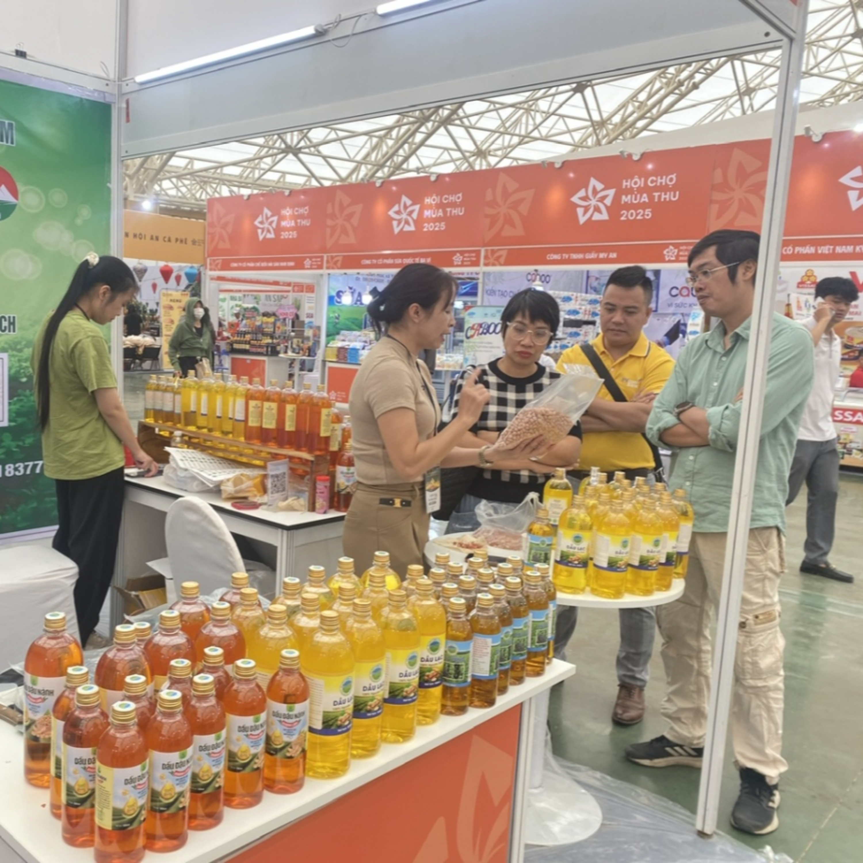 Tiêu điểm - Doanh nghiệp dịch vụ khẳng định thương hiệu tại Hội chợ Mùa thu lần thứ I-2025 Tiêu điểm - Doanh nghiệp dịch vụ khẳng định thương hiệu tại Hội chợ Mùa thu lần thứ I-2025