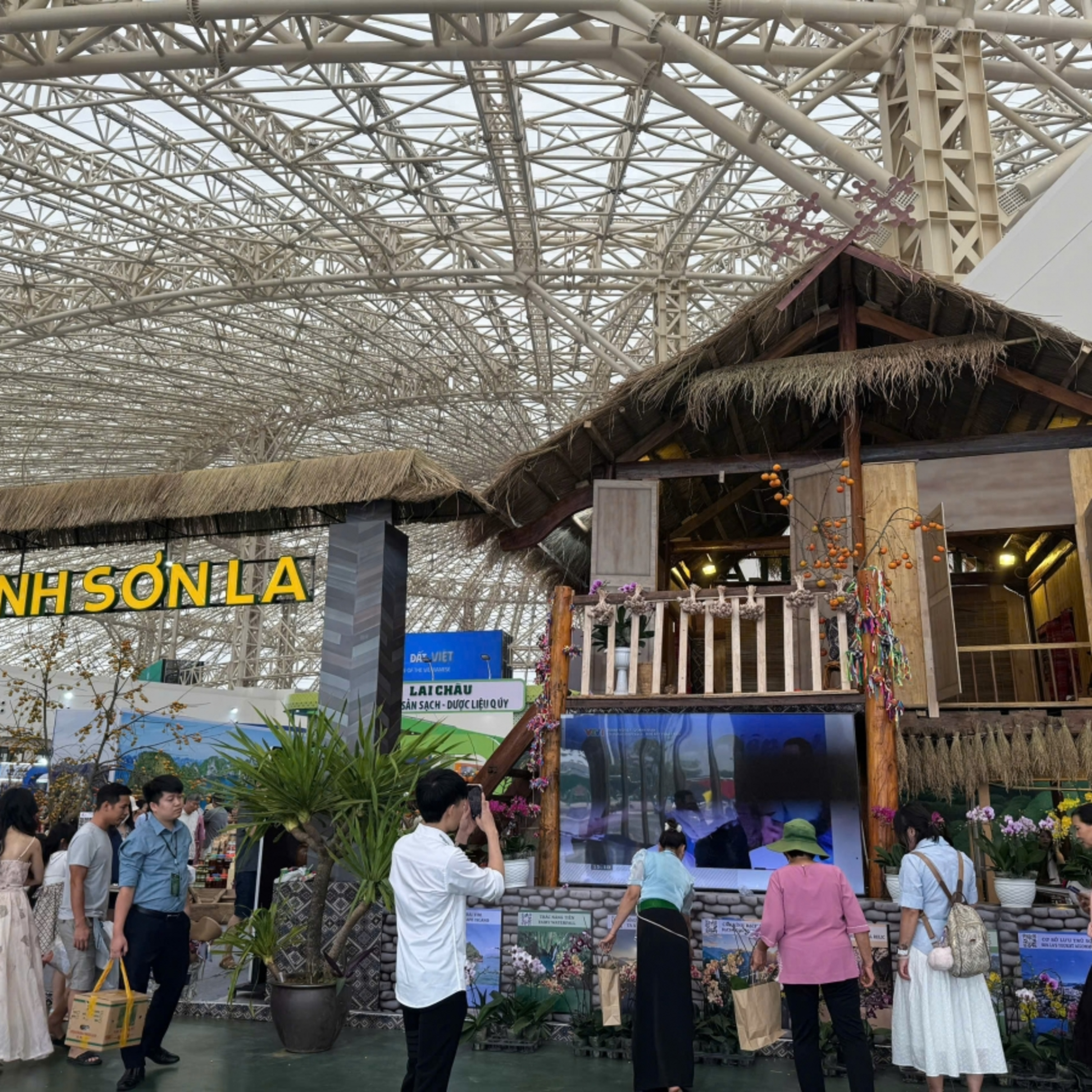Tiêu điểm - Hội chợ Mùa Thu lần thứ nhất 2025: Quảng bá hình ảnh đất nước, văn hóa, du lịch Việt Nam. Tiêu điểm - Hội chợ Mùa Thu lần thứ nhất 2025: Quảng bá hình ảnh đất nước, văn hóa, du lịch Việt Nam.