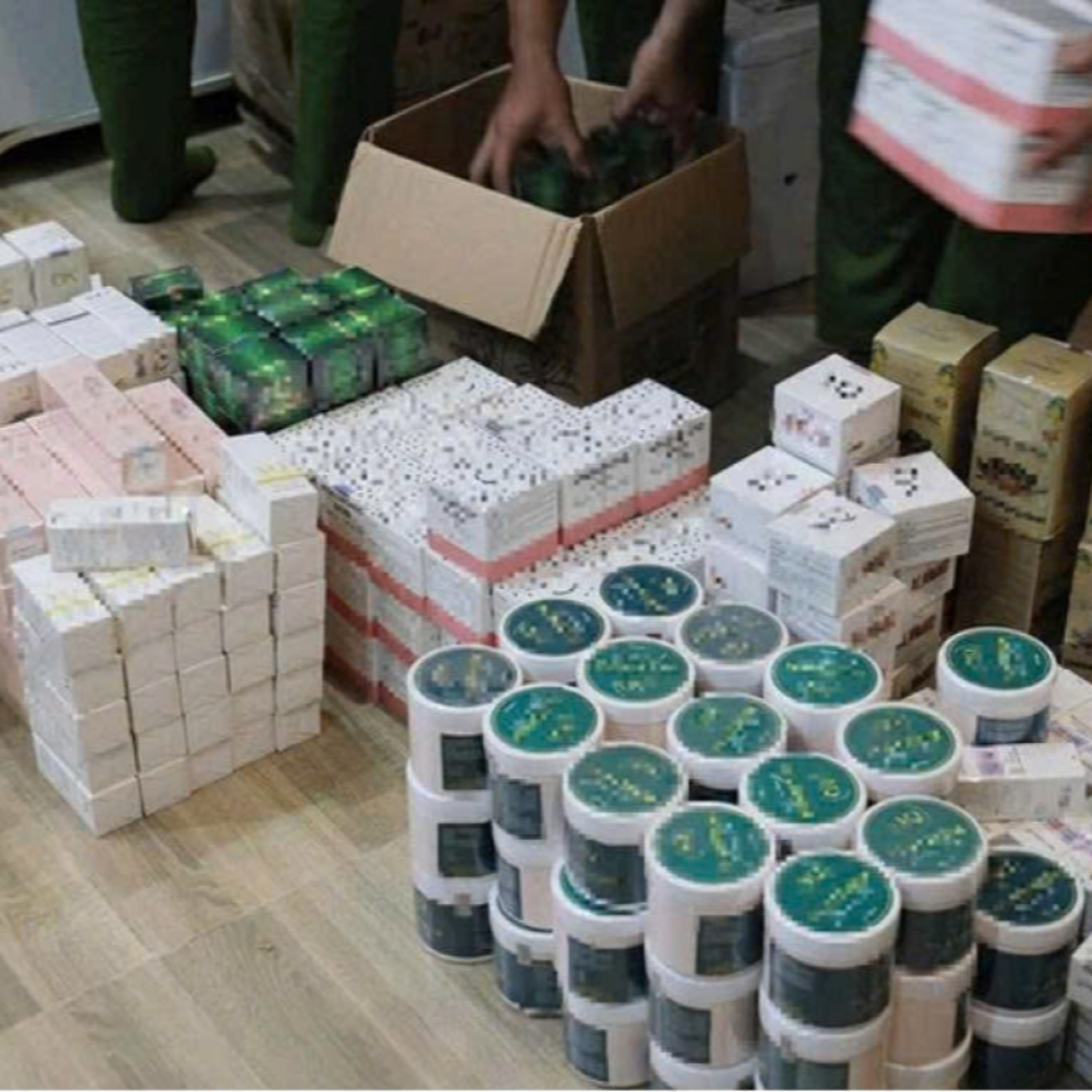 Tiêu điểm - Khi người nổi tiếng là “đại sứ” cho hàng giả, hàng kém chất lượng Tiêu điểm - Khi người nổi tiếng là “đại sứ” cho hàng giả, hàng kém chất lượng