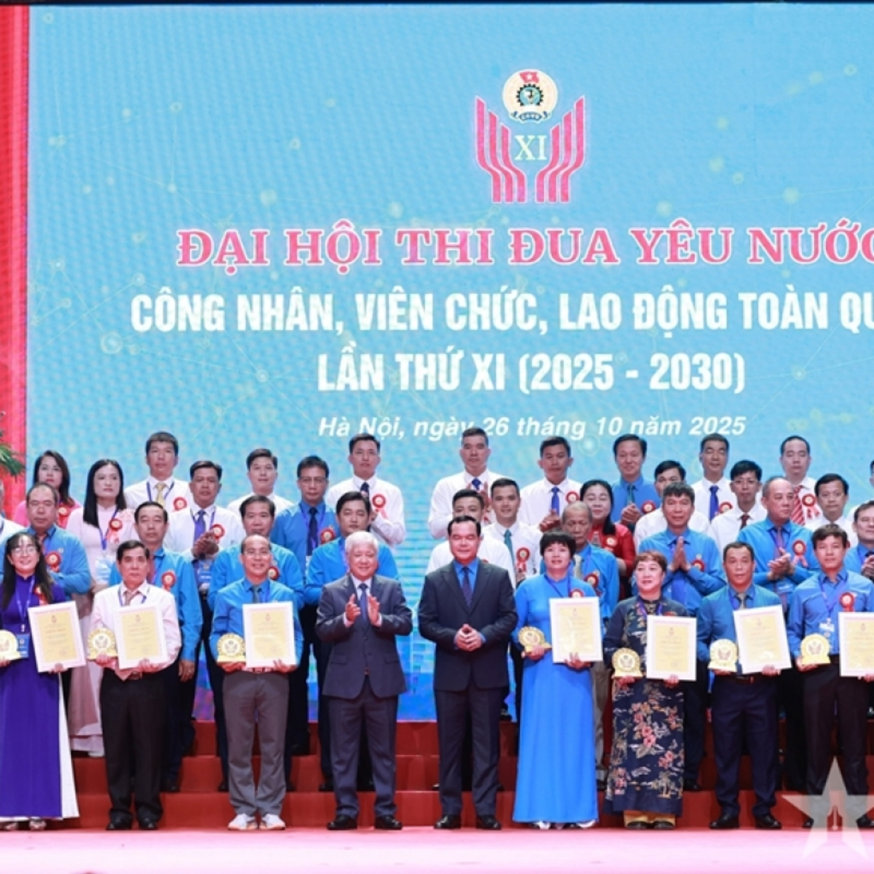 Xã hội chuyển động - Người lao động là hạt nhân của phong trào thi đua yêu nước Xã hội chuyển động - Người lao động là hạt nhân của phong trào thi đua yêu nước