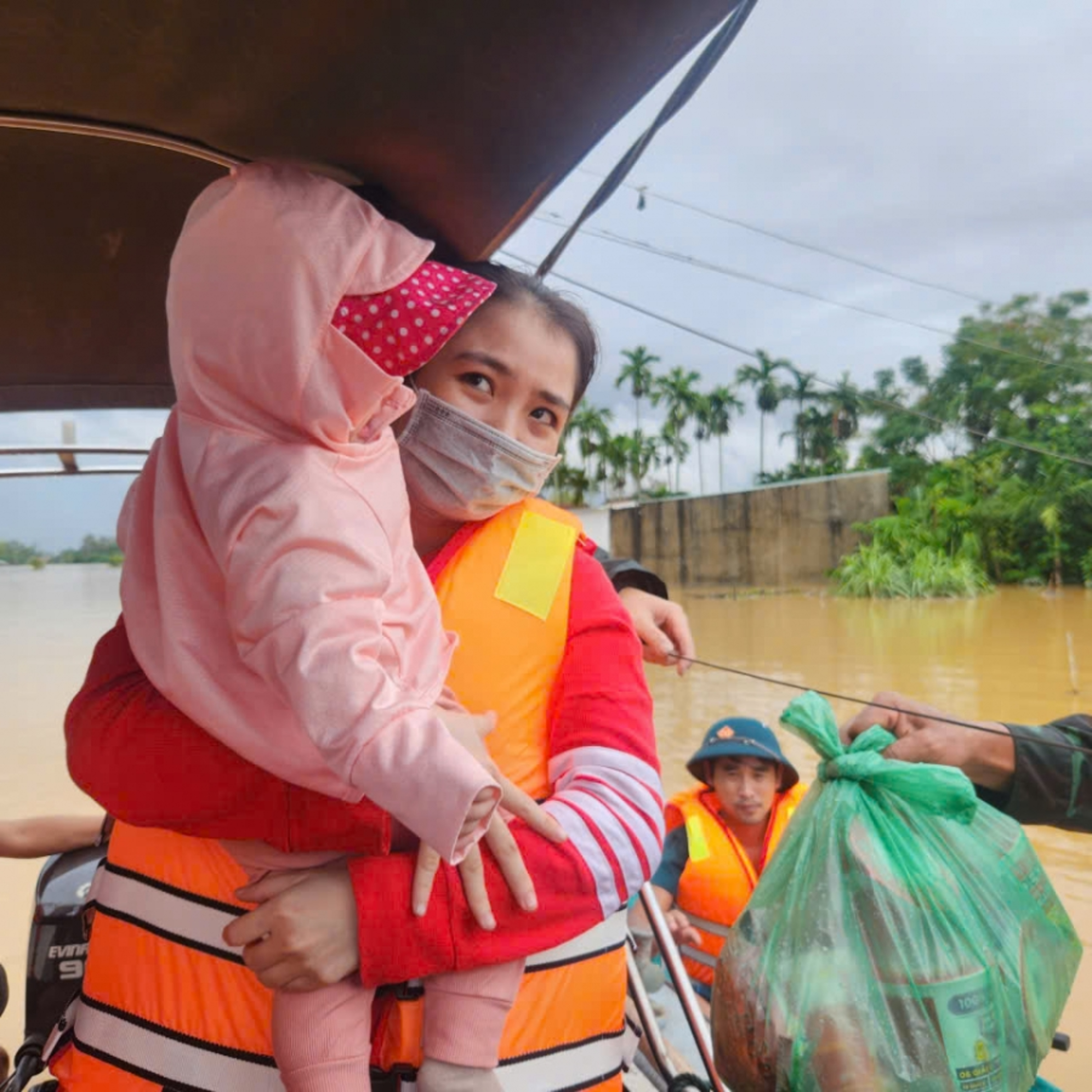 Tiêu điểm - Bộ đội Quân khu 5: Hành quân xuyên đêm cứu người giữa dòng lũ dữ Tiêu điểm - Bộ đội Quân khu 5: Hành quân xuyên đêm cứu người giữa dòng lũ dữ