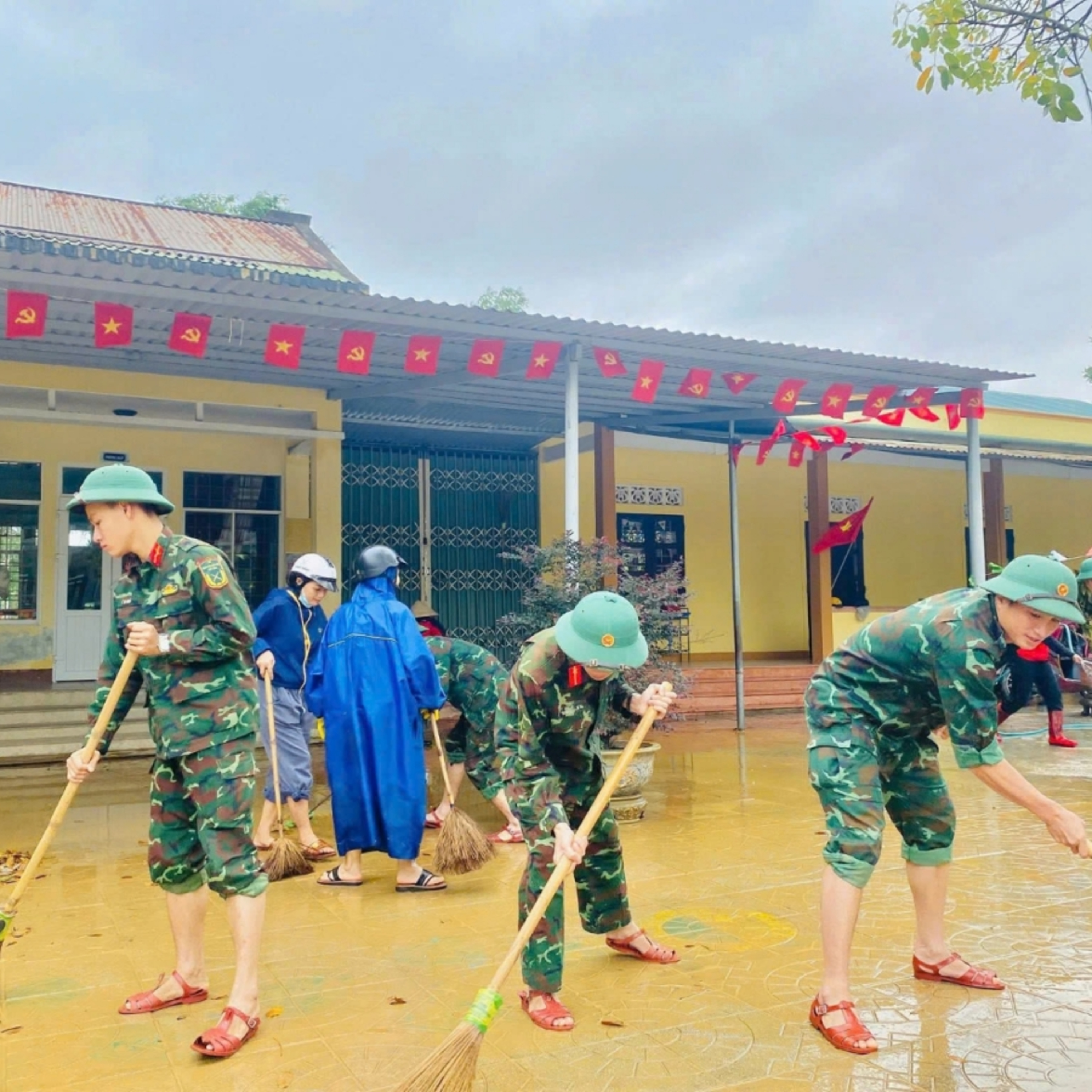 Tiêu điểm - Vùng ngập lụt Quảng Trị khẩn trương dọn dẹp trường lớp chuẩn bị đón học sinh trở lại học tập