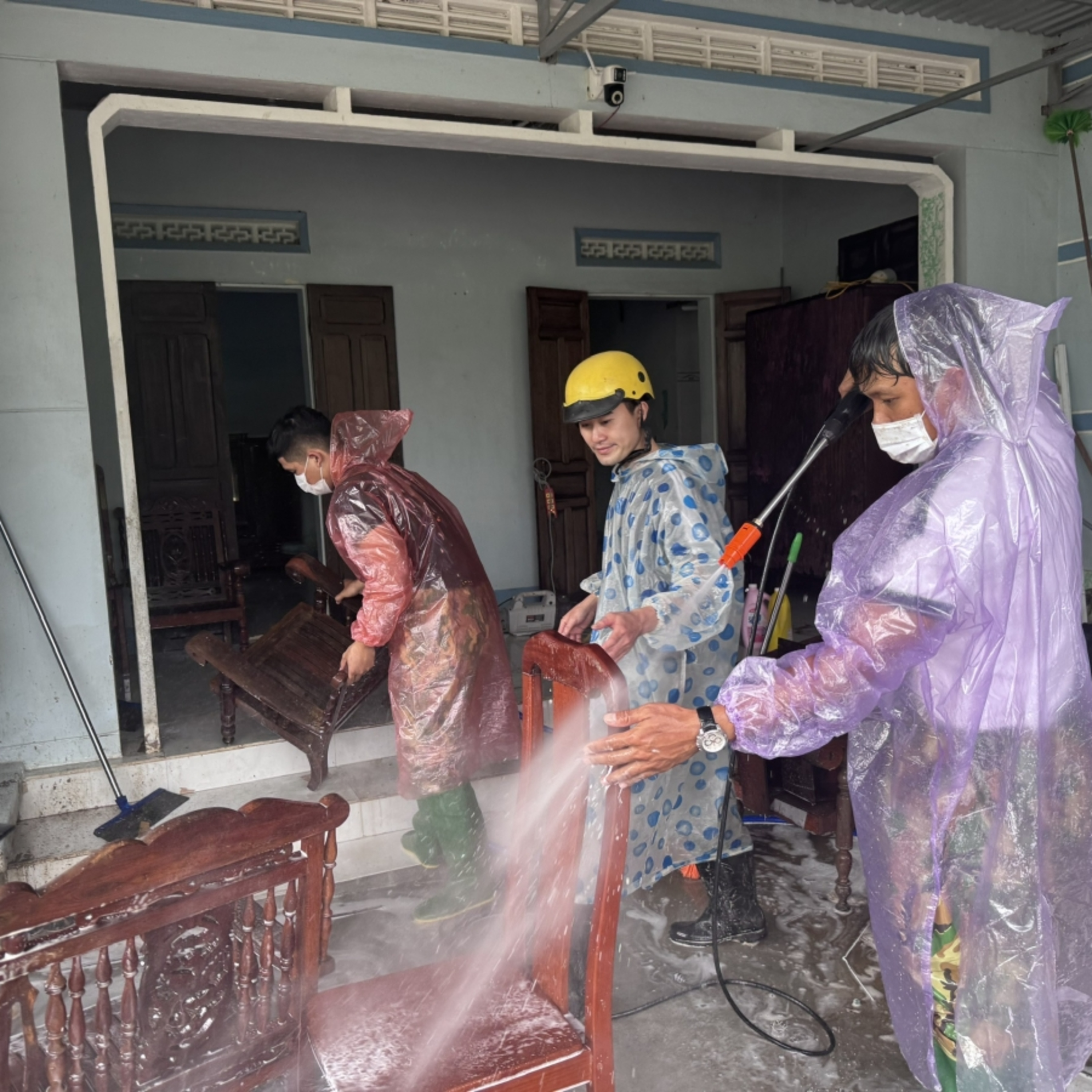 Tiêu điểm - Những “người vác tù và hàng tổng” hết mình vì bà con trong lũ dữ Tiêu điểm - Những “người vác tù và hàng tổng” hết mình vì bà con trong lũ dữ