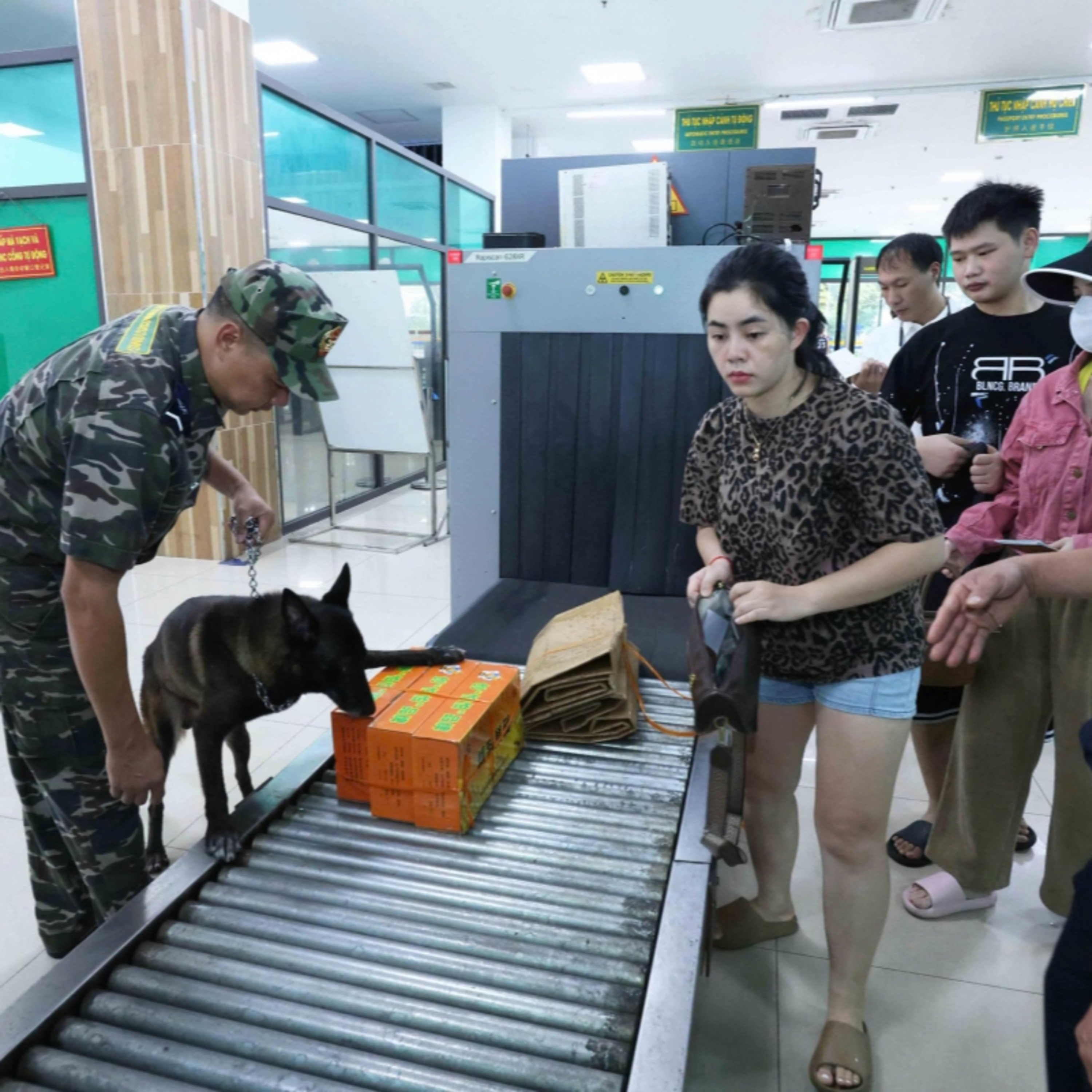 Sự kiện bàn luận - Tăng cường phòng chống buôn lậu dịp cuối năm Sự kiện bàn luận - Tăng cường phòng chống buôn lậu dịp cuối năm