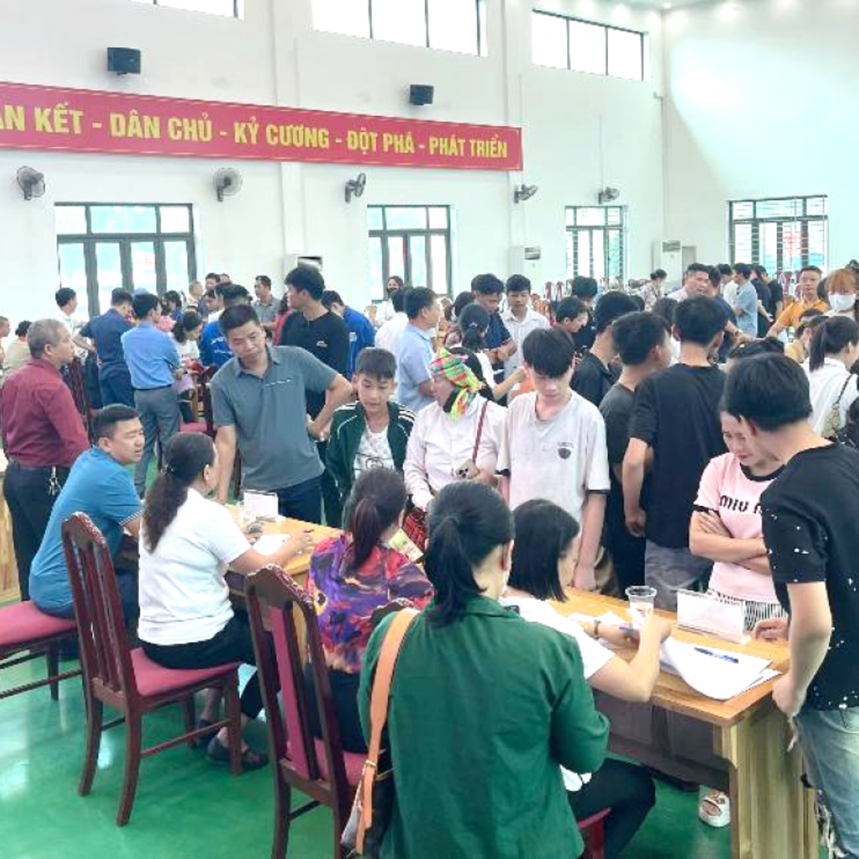 Xã hội chuyển động - Nâng cao nhận thức: Giải pháp giúp người dân xóa đói giảm nghèo, phát triển kinh tế Xã hội chuyển động - Nâng cao nhận thức: Giải pháp giúp người dân xóa đói giảm nghèo, phát triển kinh tế