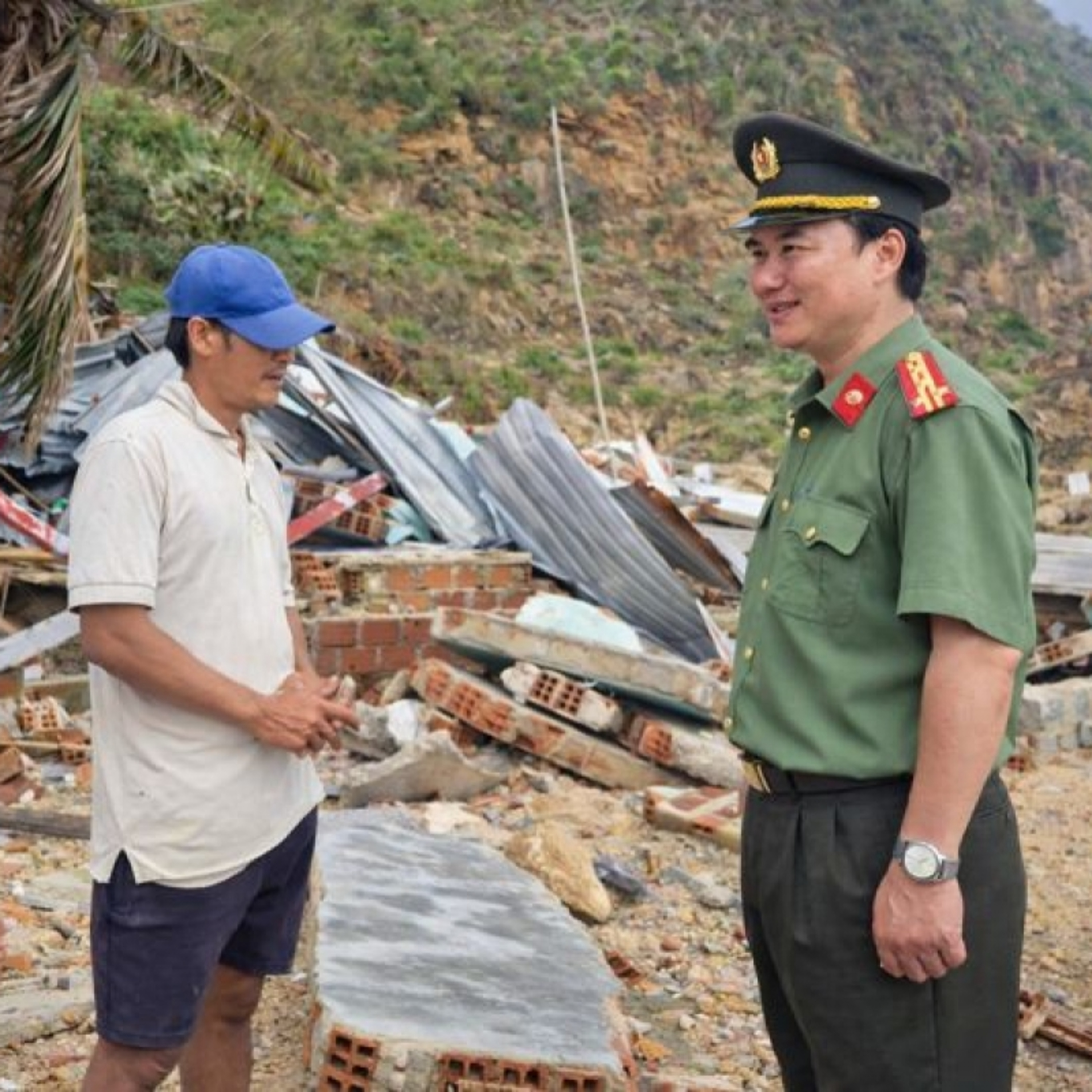 Xoá Nhà tạm - Nhà dột nát - Cùng nhân dân vùng bão, lũ chạy đua với thời gian, xây lại nhà sau thiên tai Xoá Nhà tạm - Nhà dột nát - Cùng nhân dân vùng bão, lũ chạy đua với thời gian, xây lại nhà sau thiên tai