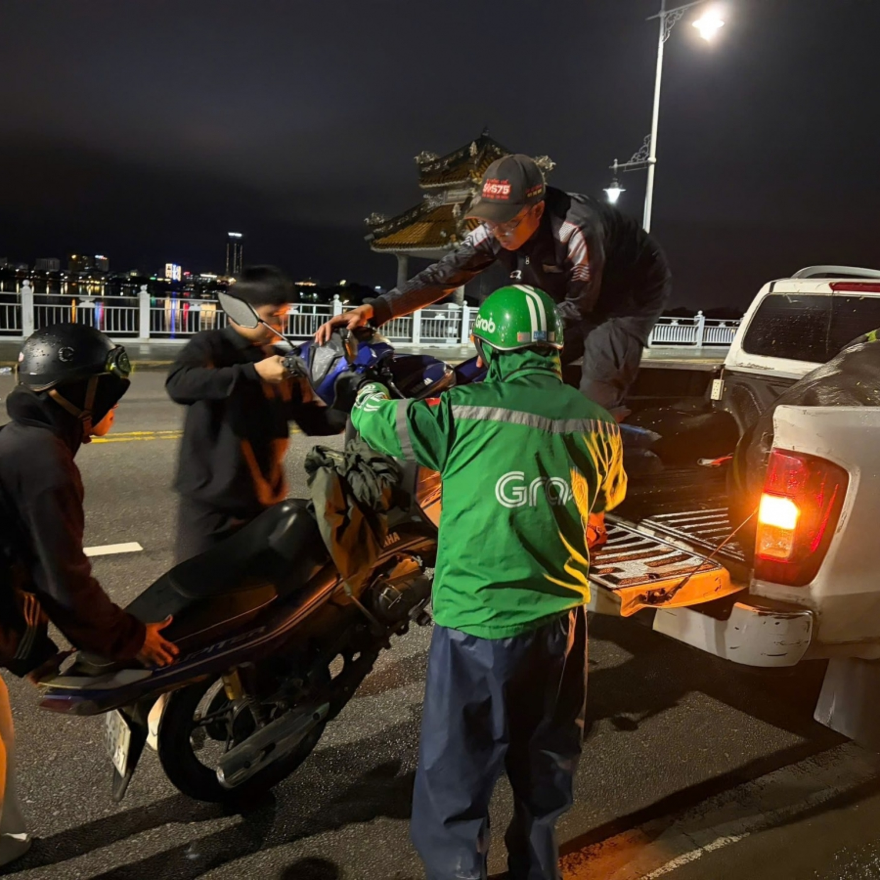 Chân dung cuộc sống - Đội xe 0 đồng Huế - Cứu được một người là chúng tôi có thêm động lực đi tiếp Chân dung cuộc sống - Đội xe 0 đồng Huế - Cứu được một người là chúng tôi có thêm động lực đi tiếp