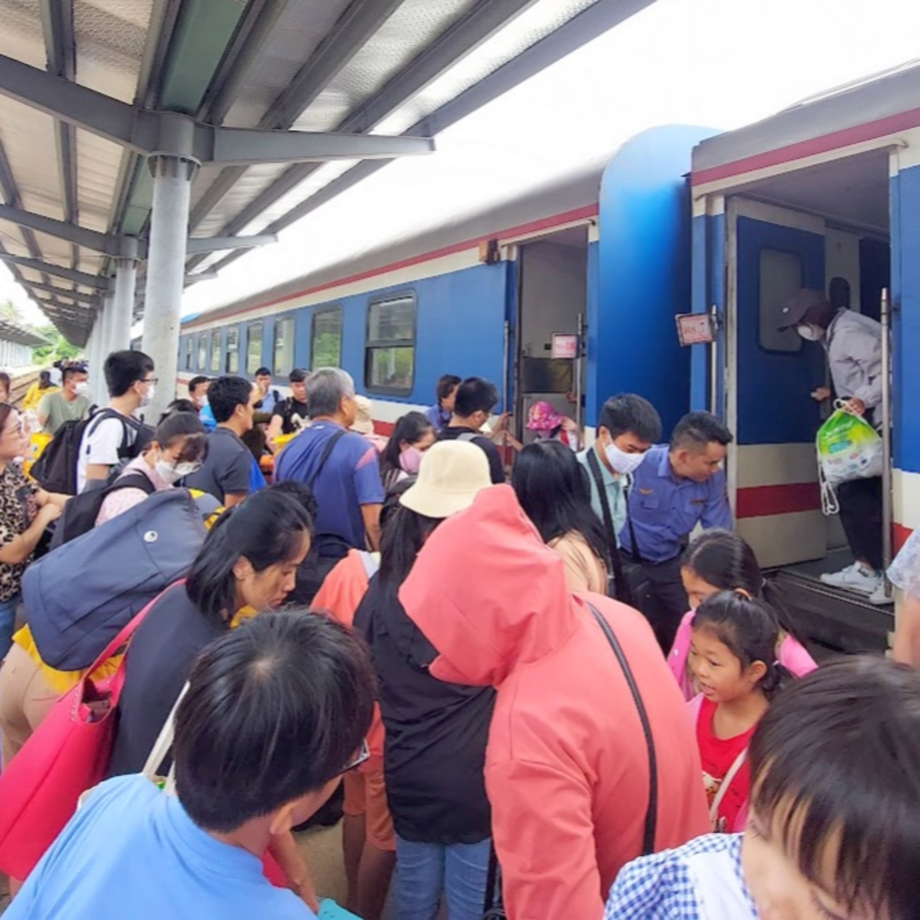 Tiêu điểm - "Cháy" vé tàu xe nhiều chặng từ TP.HCM đi miền Trung, Tây Nguyên