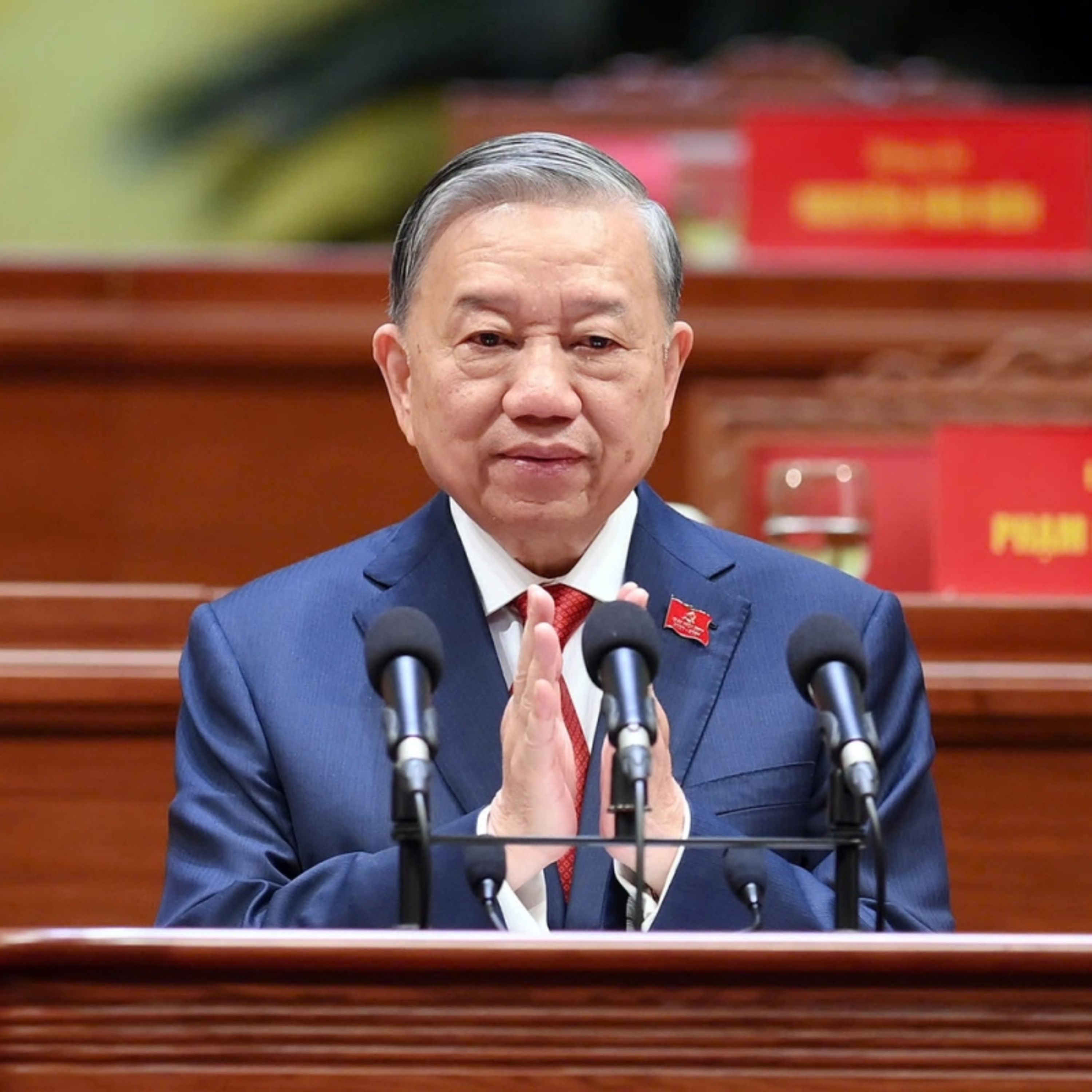 VỮNG BƯỚC DƯỚI CỜ ĐẢNG