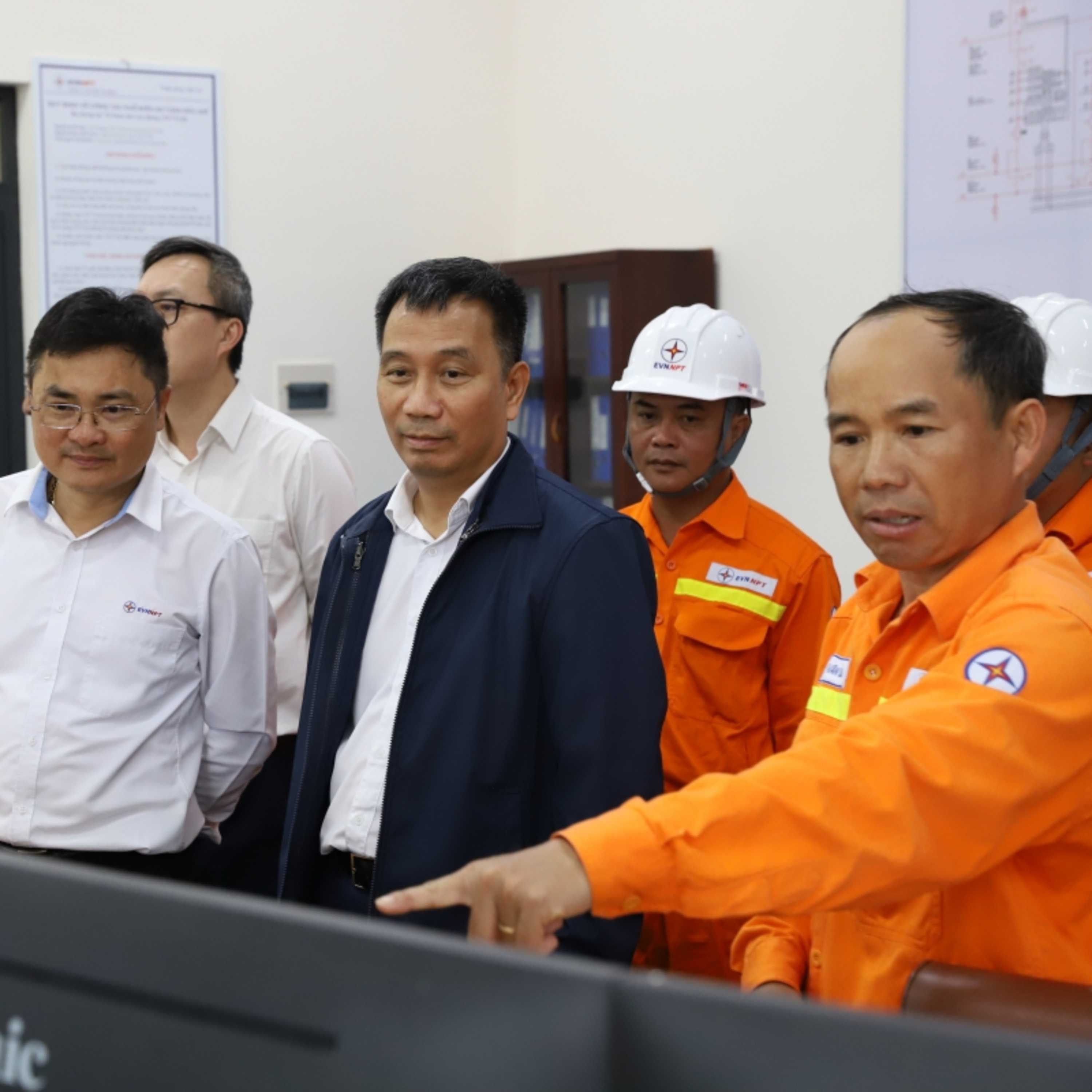 Tiêu điểm - Kiểm tra công tác quản lý, vận hành hệ thống truyền tải điện Quốc gia dịp Tết Nguyên đán Bính Ngọ
