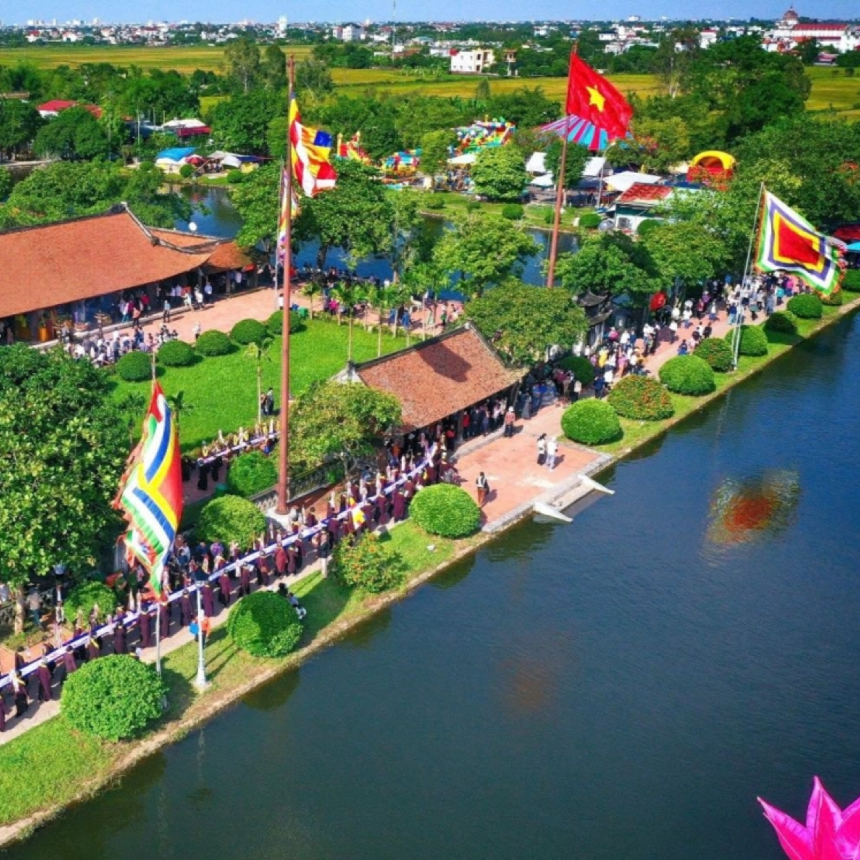 Xã hội chuyển động - Du lịch tâm linh hút khách đầu năm